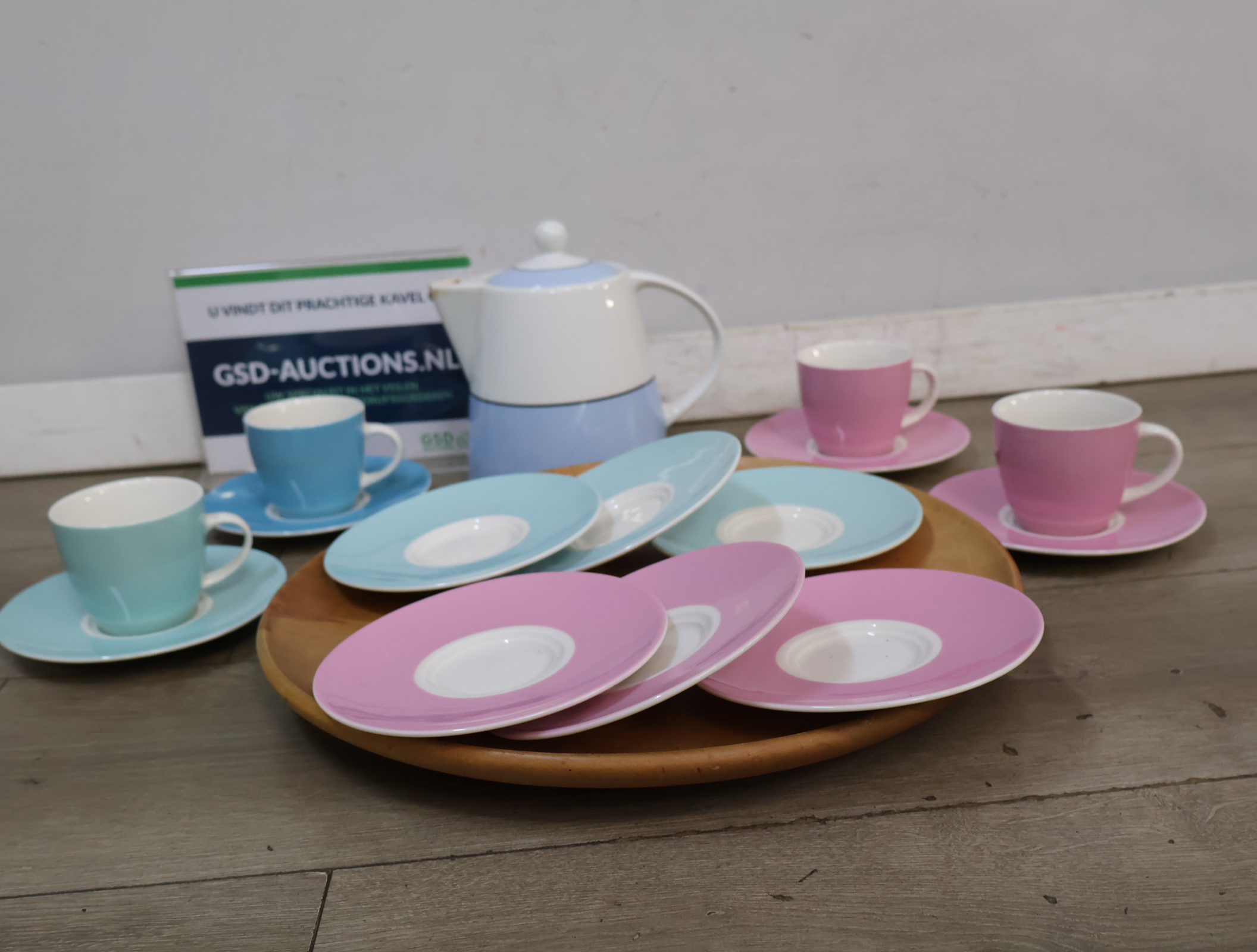 Koffieservies met pastel cups en schotels – foto 2 – kavel bij GSD Auctions, Zoeterwoude