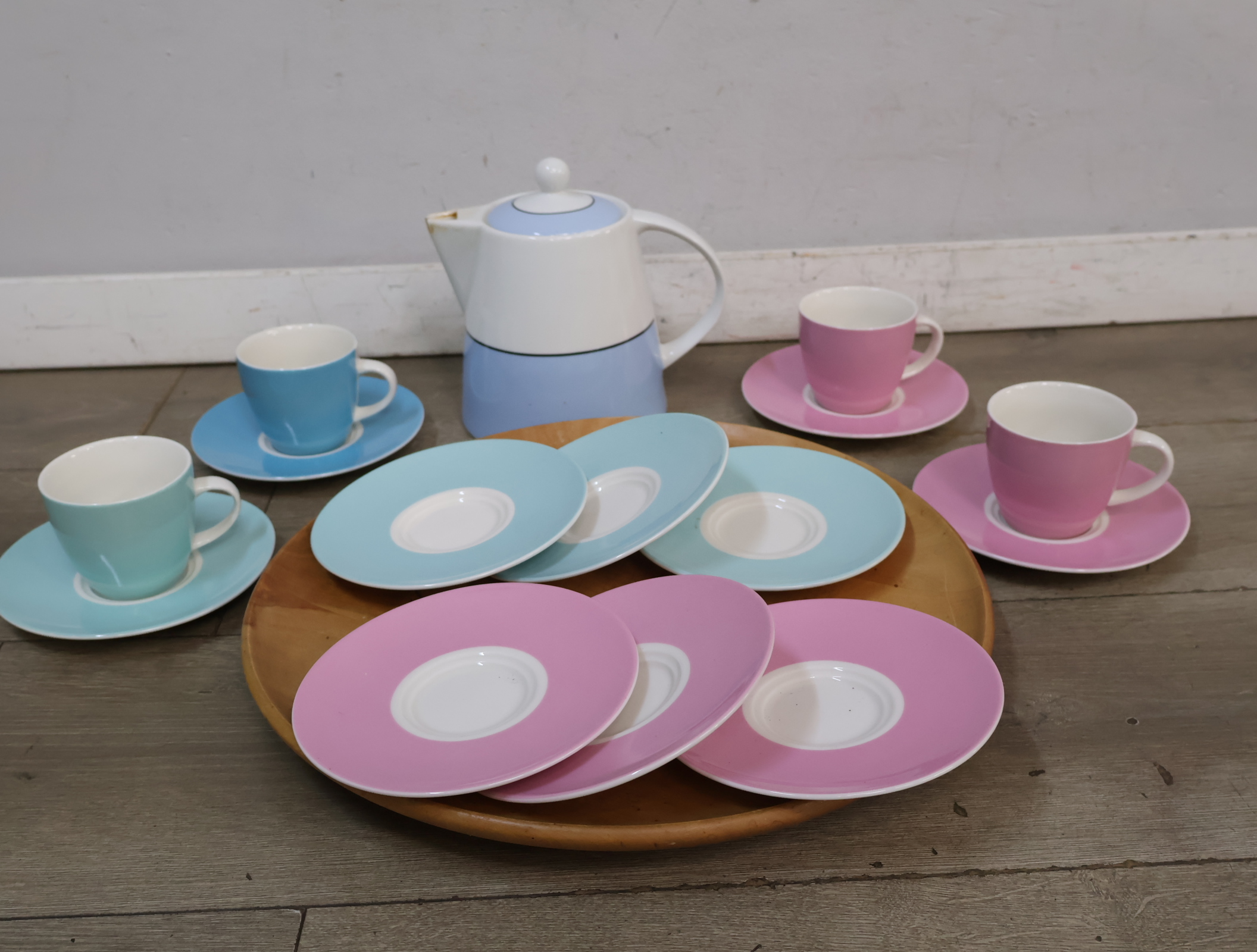 Koffieservies met pastel cups en schotels – foto 3 – kavel bij GSD Auctions, Zoeterwoude