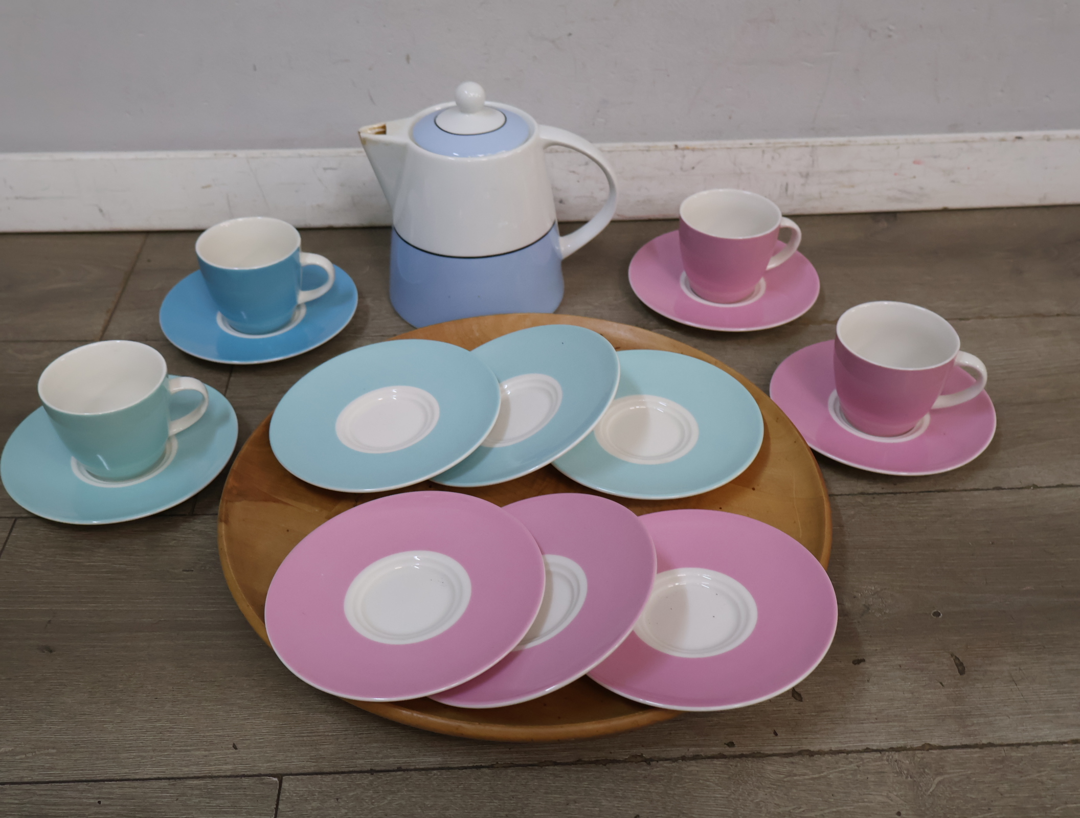 Koffieservies met pastel cups en schotels – foto 4 – kavel bij GSD Auctions, Zoeterwoude