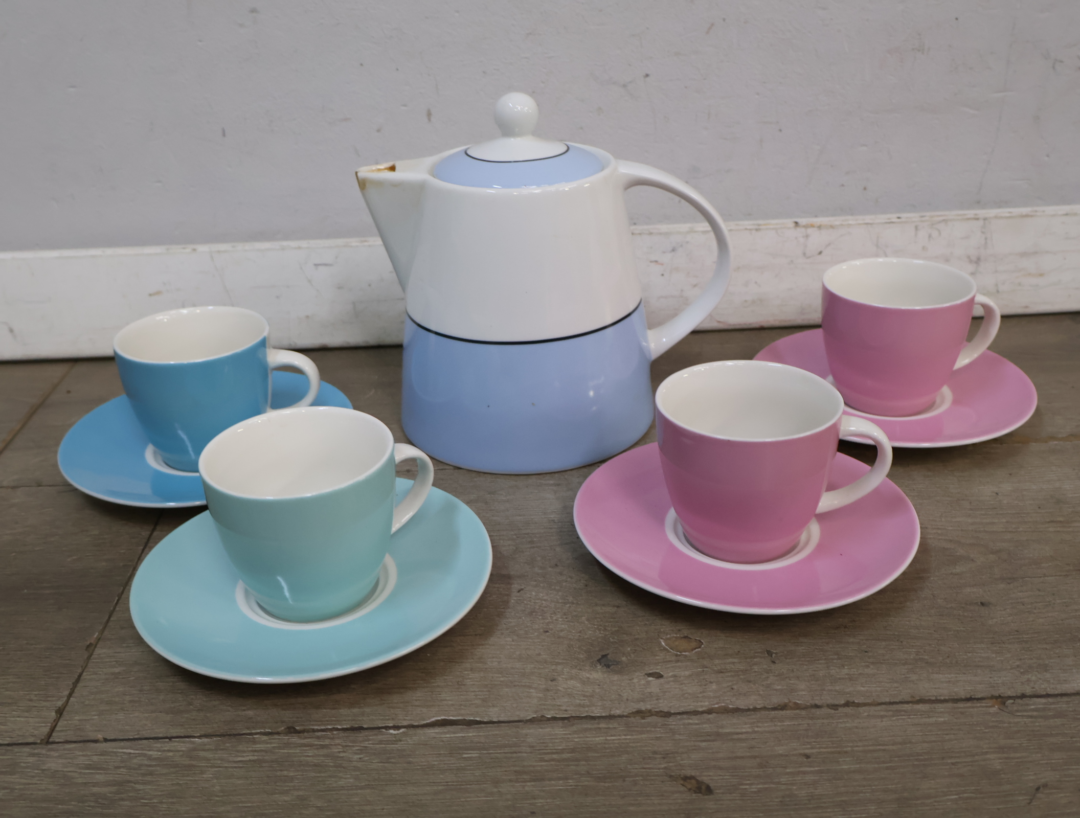 Koffieservies met pastel cups en schotels – foto 5 – kavel bij GSD Auctions, Zoeterwoude