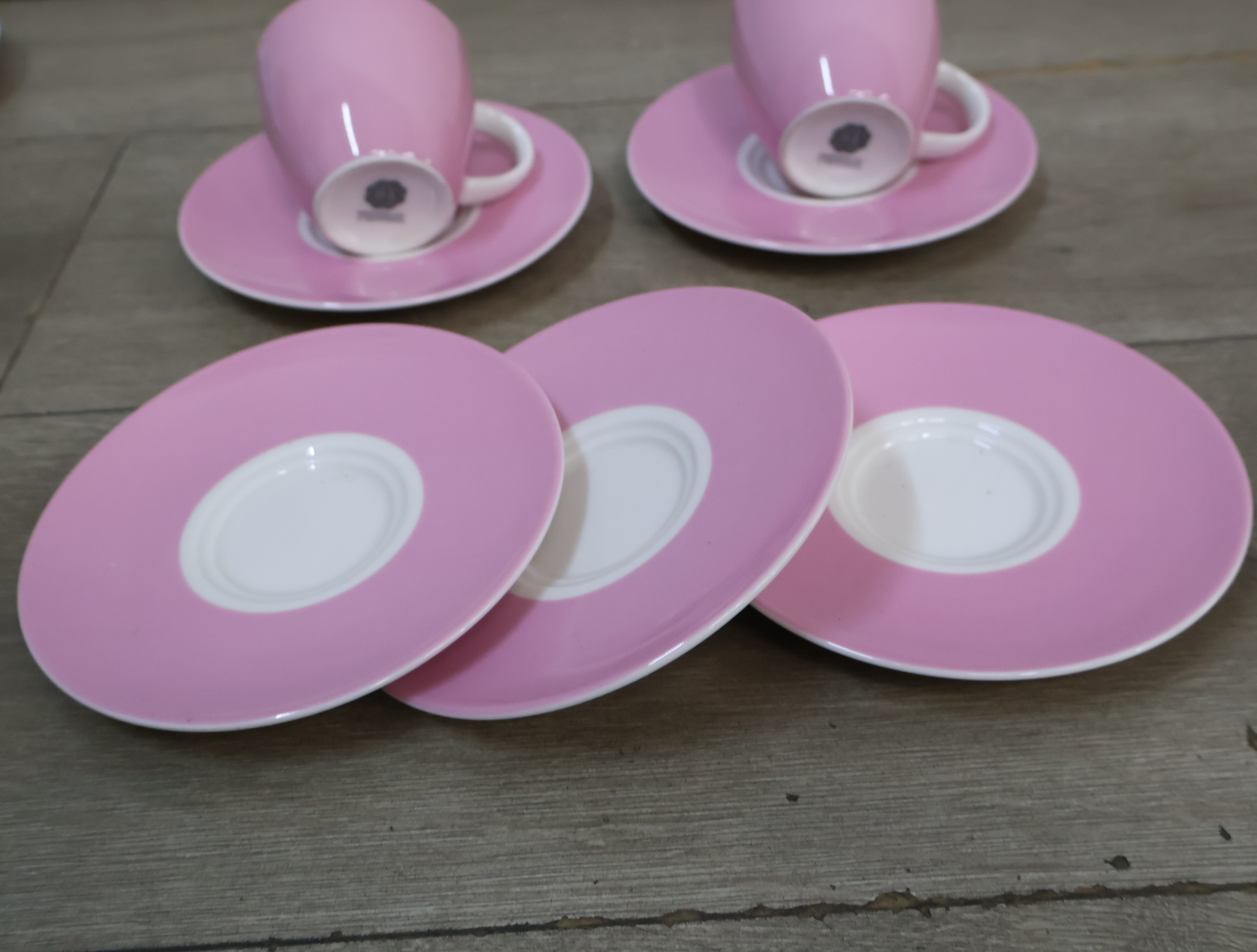 Koffieservies met pastel cups en schotels – foto 6 – kavel bij GSD Auctions, Zoeterwoude