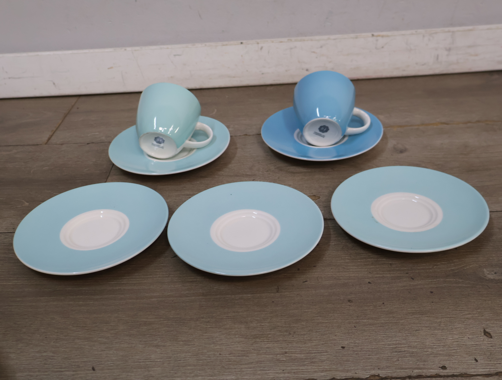 Koffieservies met pastel cups en schotels – foto 9 – kavel bij GSD Auctions, Zoeterwoude
