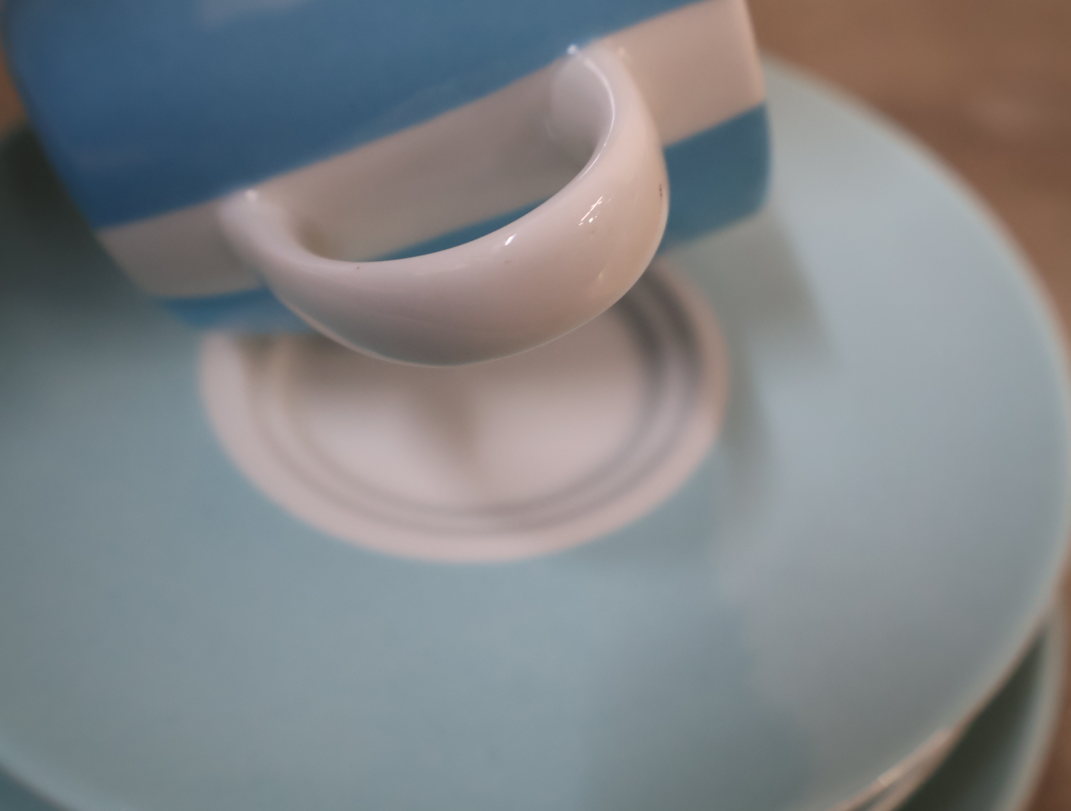 Koffieservies met pastel cups en schotels – foto 12 – kavel bij GSD Auctions, Zoeterwoude