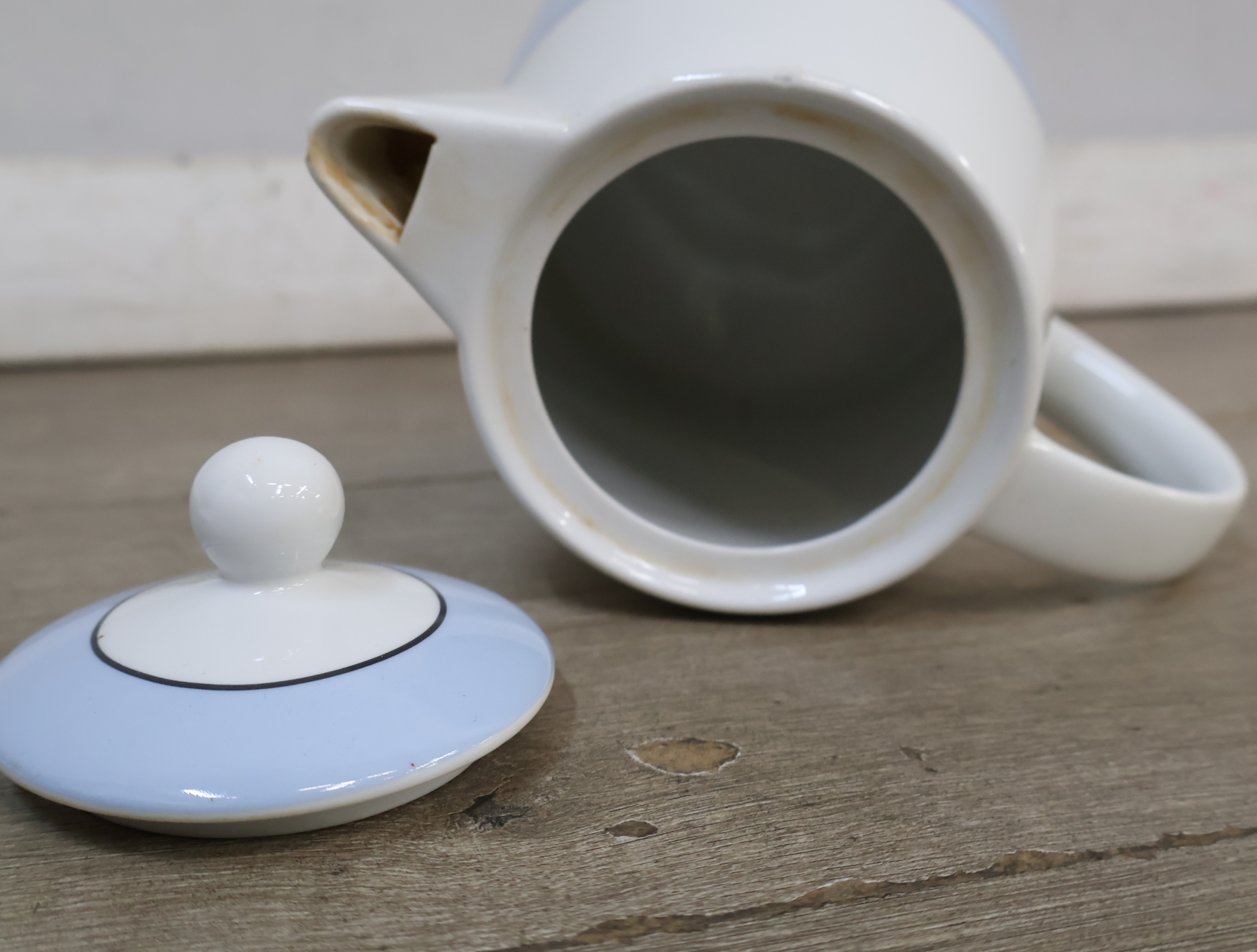 Koffieservies met pastel cups en schotels – foto 13 – kavel bij GSD Auctions, Zoeterwoude
