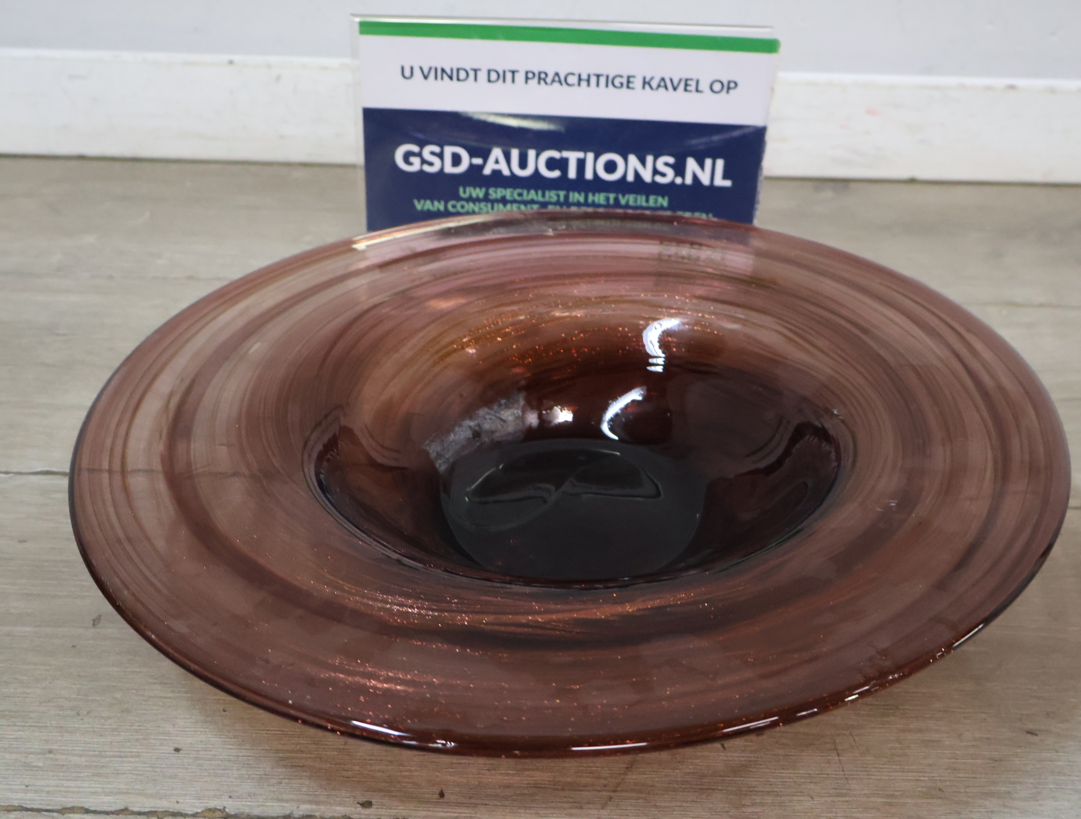 Donkerroze glazen schaal – kavel bij GSD Auctions, Zoeterwoude
