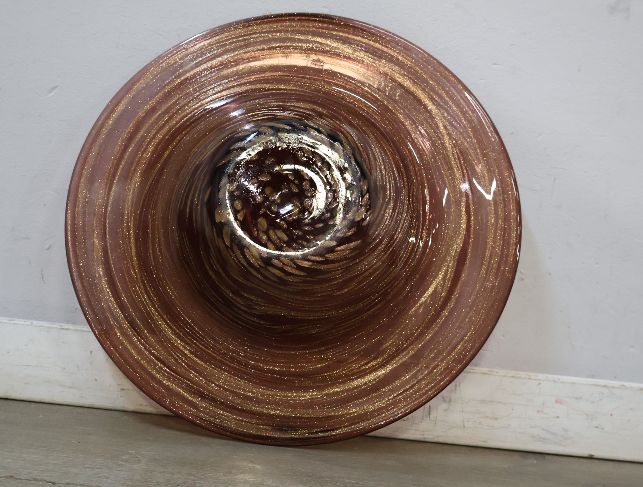 Donkerroze glazen schaal – foto 10 – kavel bij GSD Auctions, Zoeterwoude