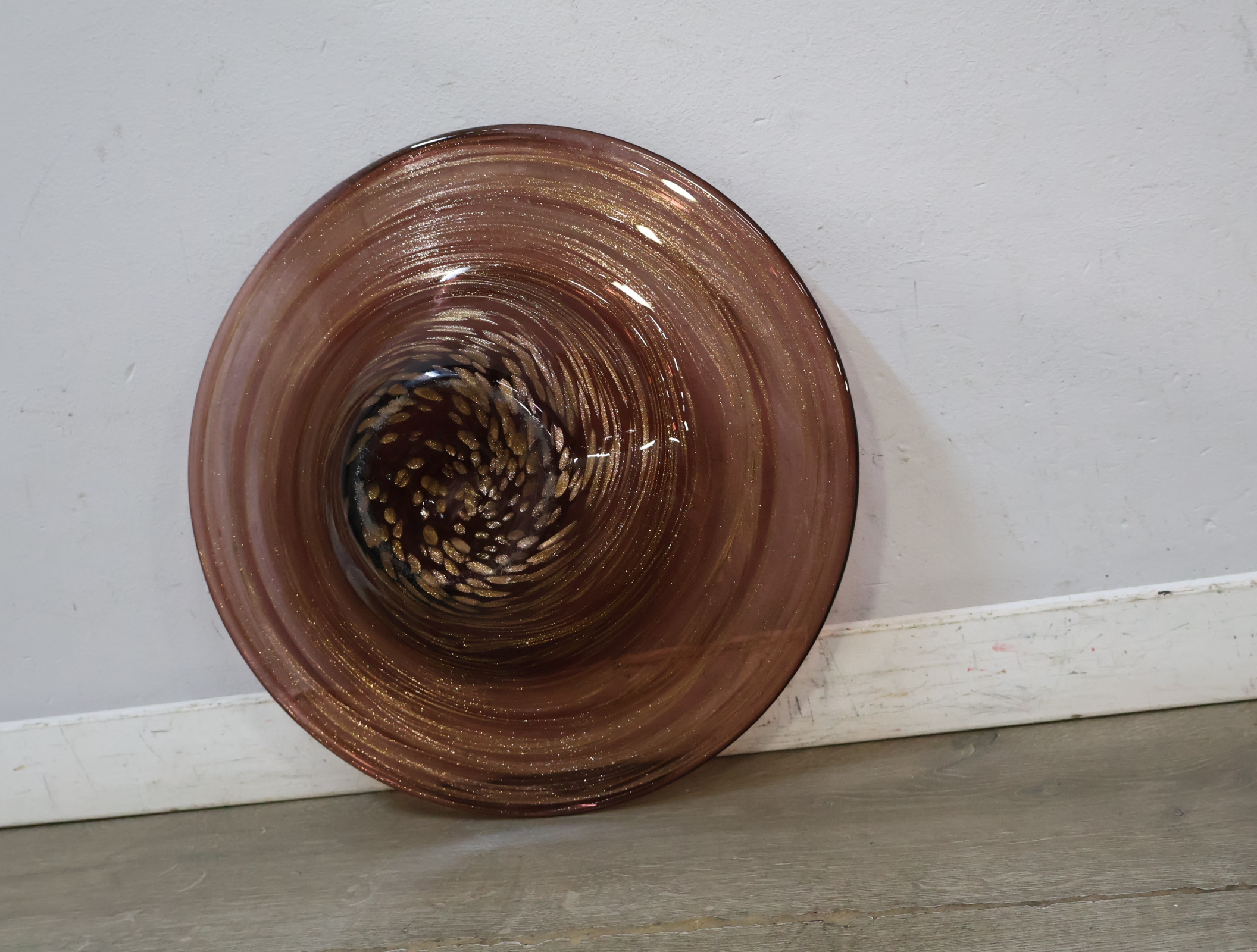 Donkerroze glazen schaal – foto 11 – kavel bij GSD Auctions, Zoeterwoude