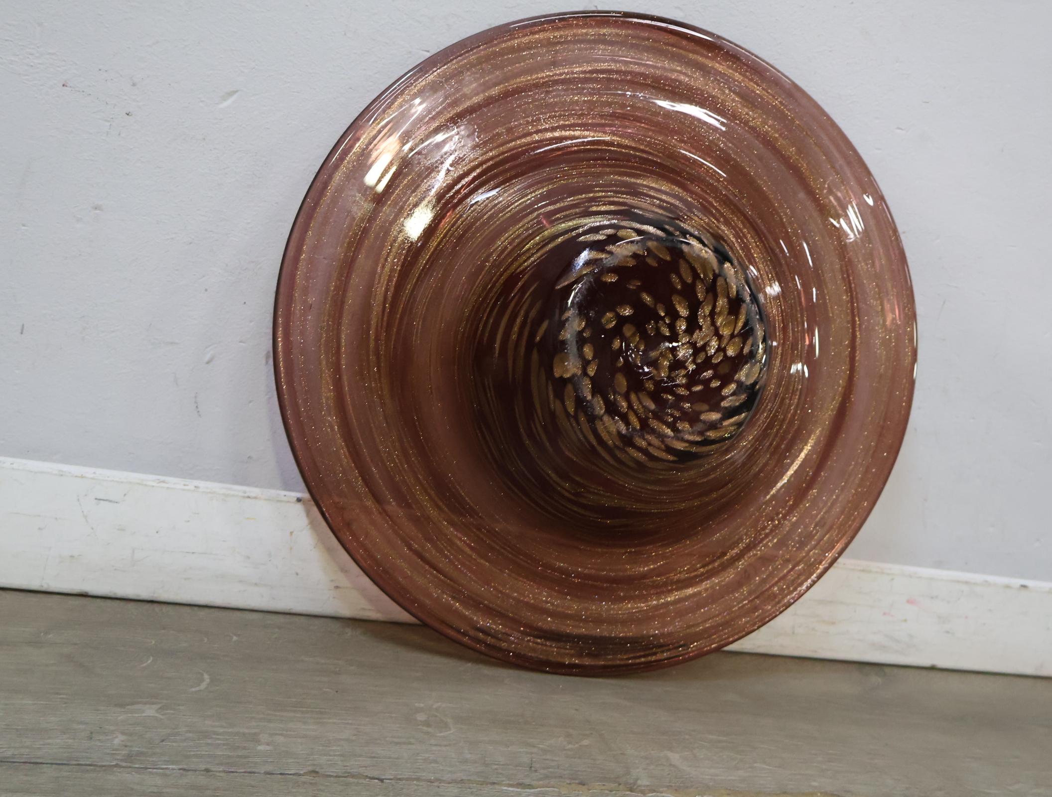 Donkerroze glazen schaal – foto 12 – kavel bij GSD Auctions, Zoeterwoude