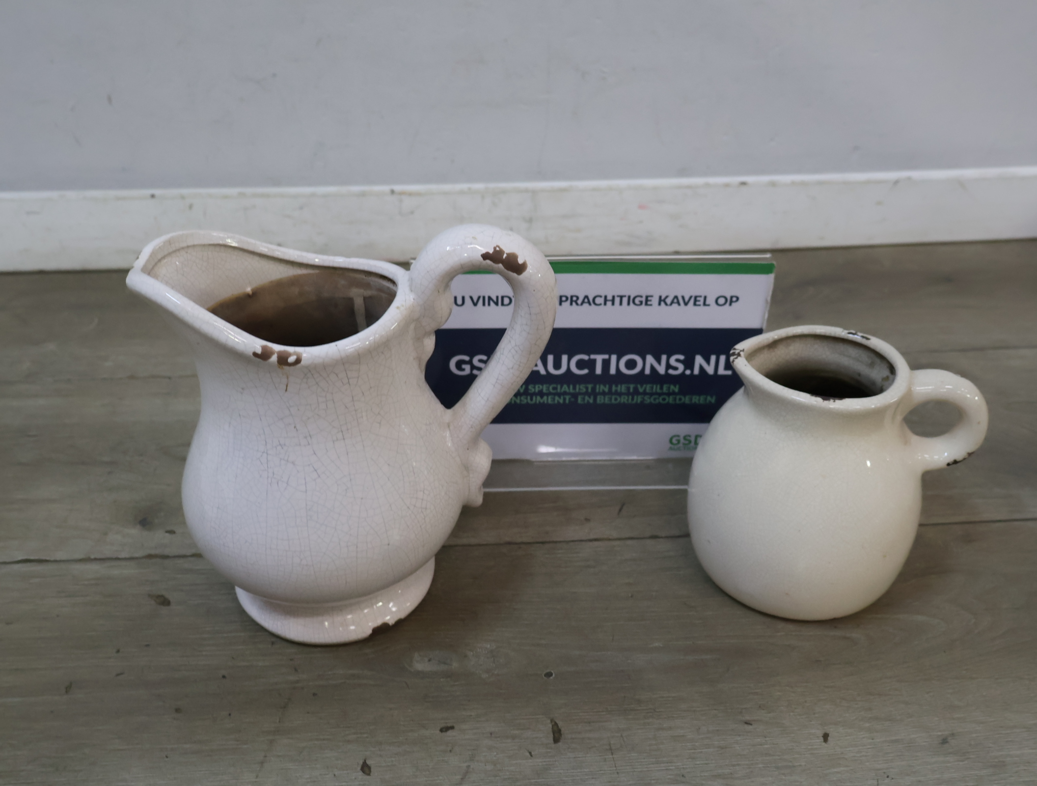Brocante witte keramische kannen – foto 2 – kavel bij GSD Auctions, Zoeterwoude