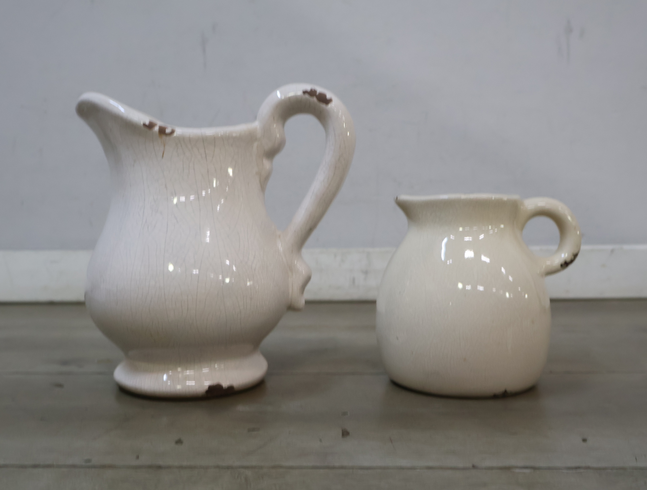 Brocante witte keramische kannen – foto 4 – kavel bij GSD Auctions, Zoeterwoude