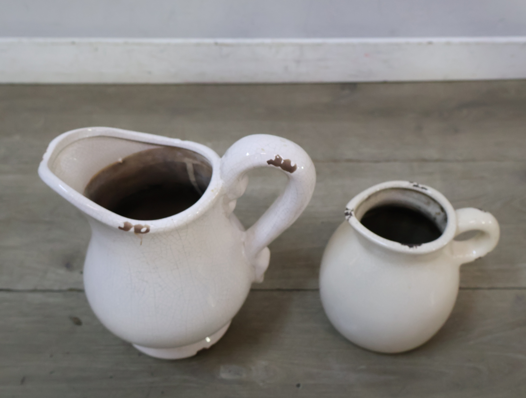 Brocante witte keramische kannen – foto 6 – kavel bij GSD Auctions, Zoeterwoude