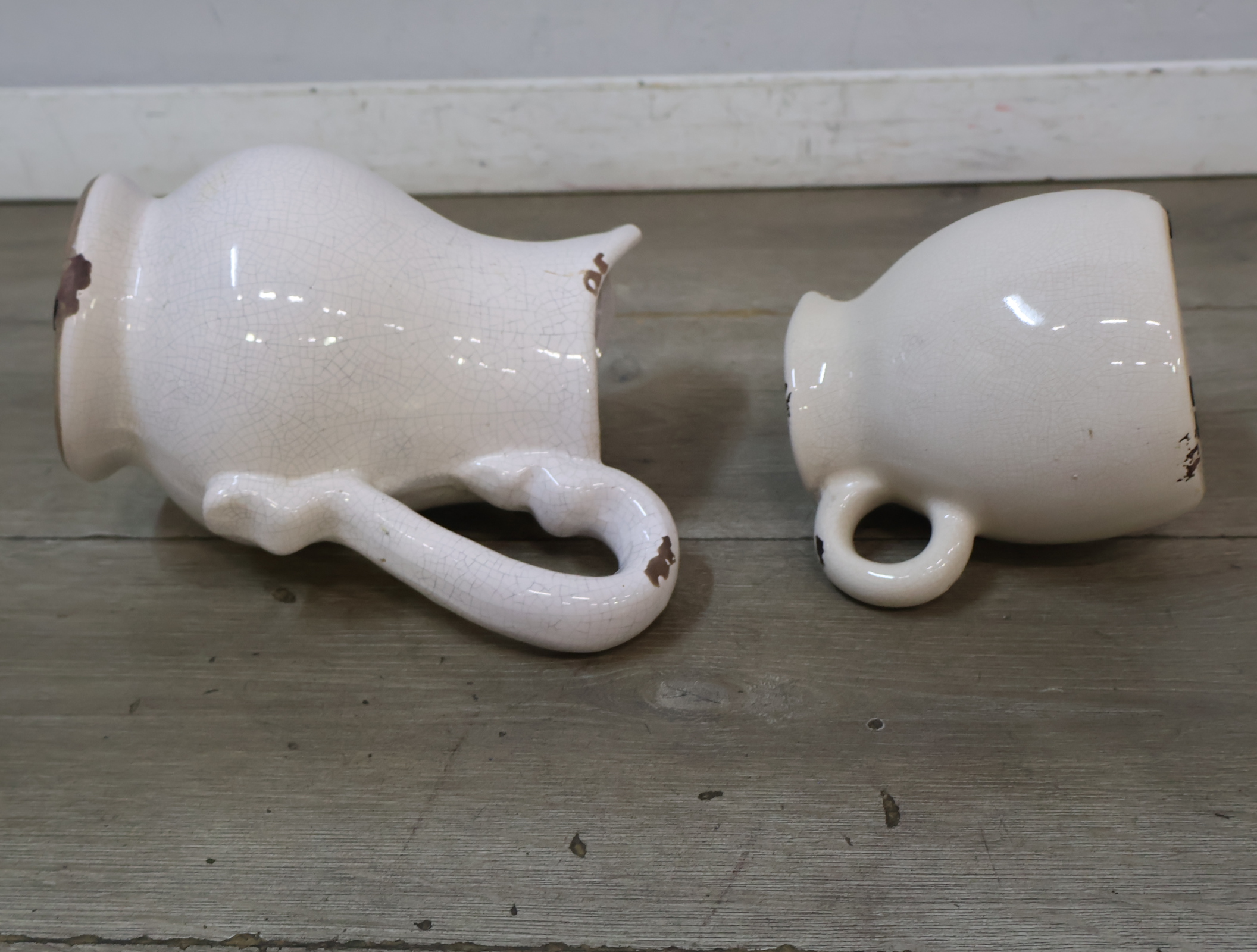 Brocante witte keramische kannen – foto 12 – kavel bij GSD Auctions, Zoeterwoude