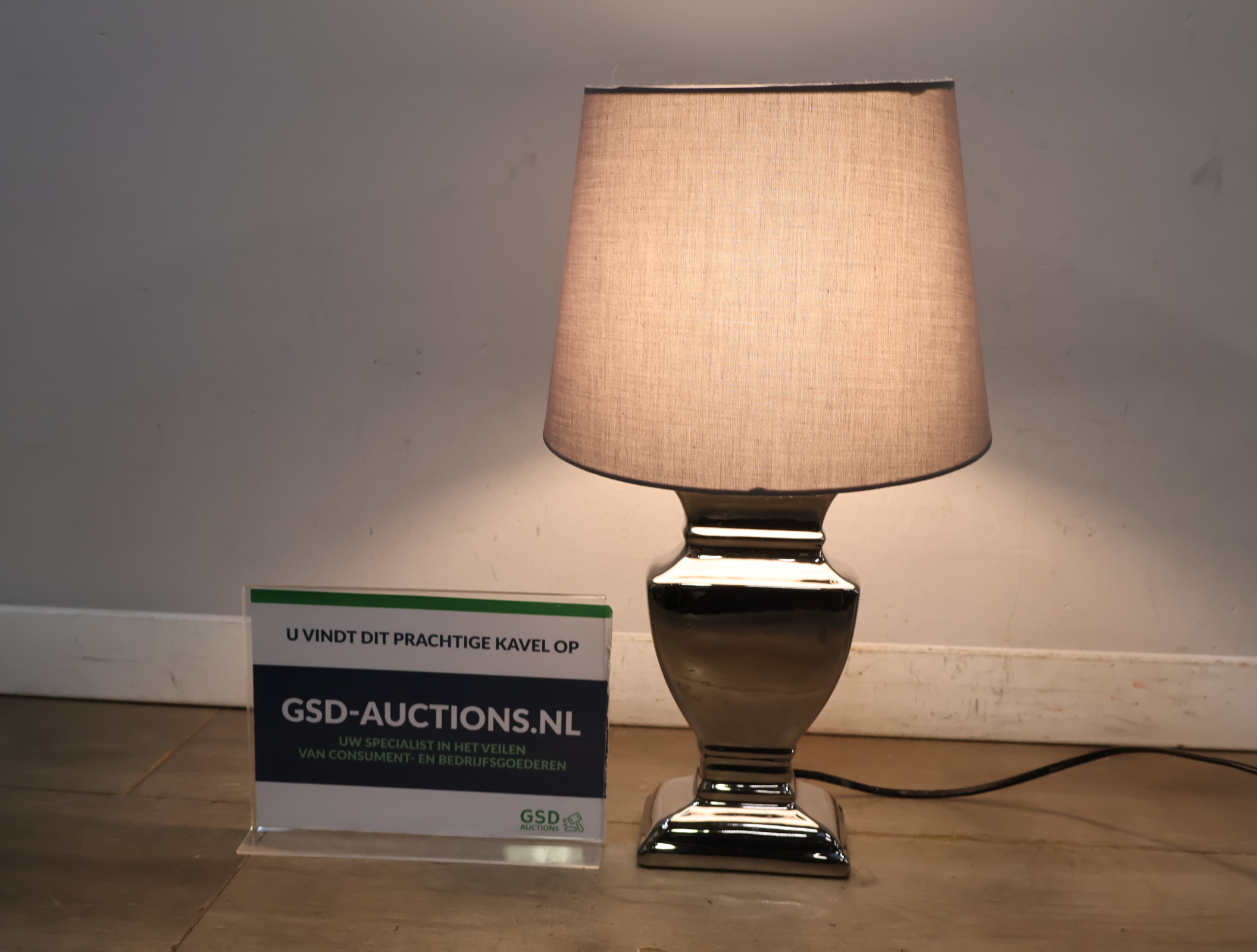 Tafellamp met zilverkleurige voet – foto 2 – kavel bij GSD Auctions, Zoeterwoude
