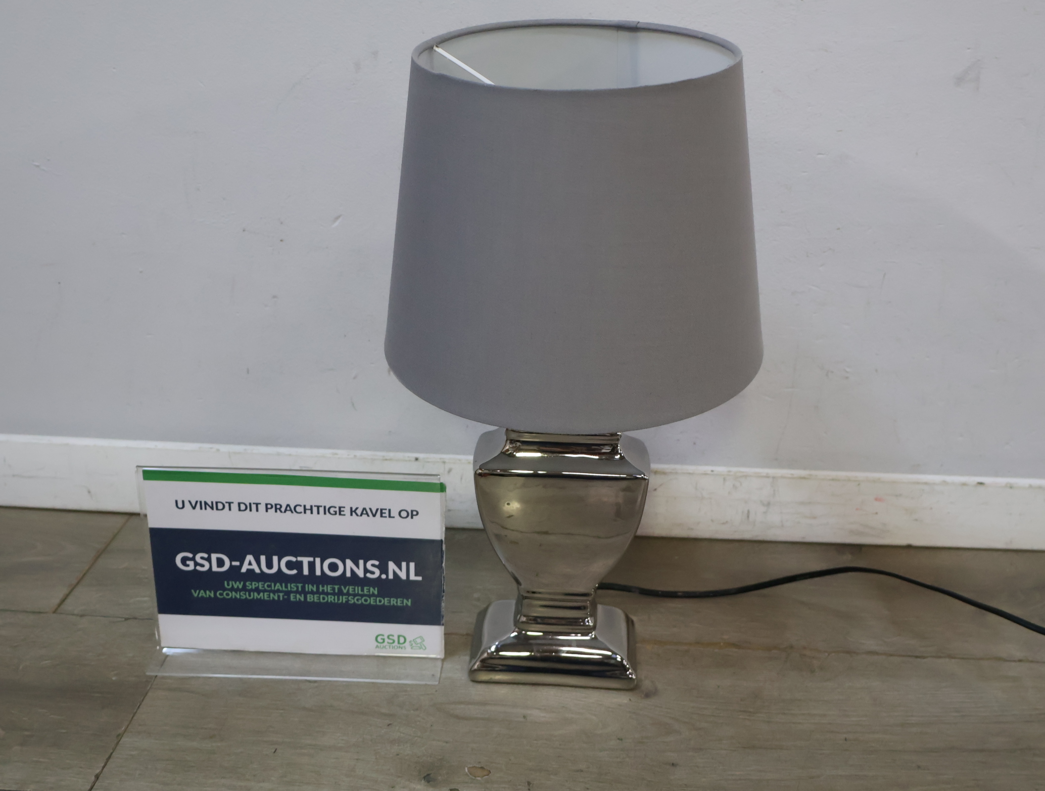 Tafellamp met zilverkleurige voet – foto 3 – kavel bij GSD Auctions, Zoeterwoude