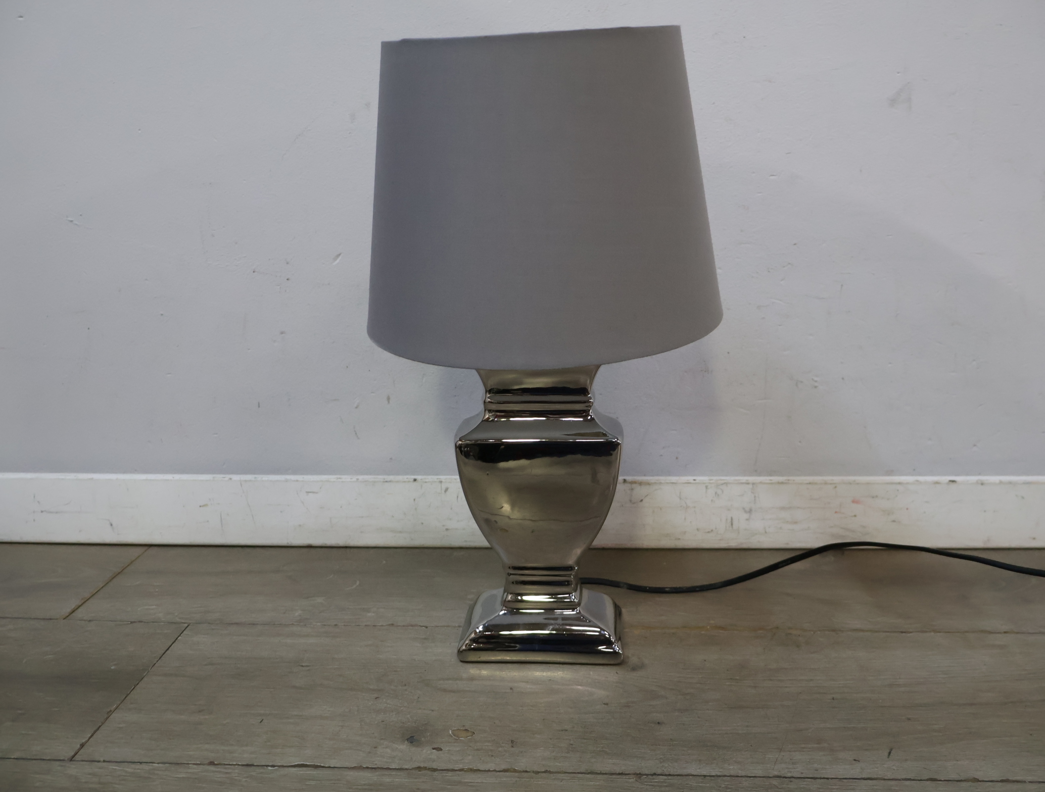 Tafellamp met zilverkleurige voet – foto 4 – kavel bij GSD Auctions, Zoeterwoude