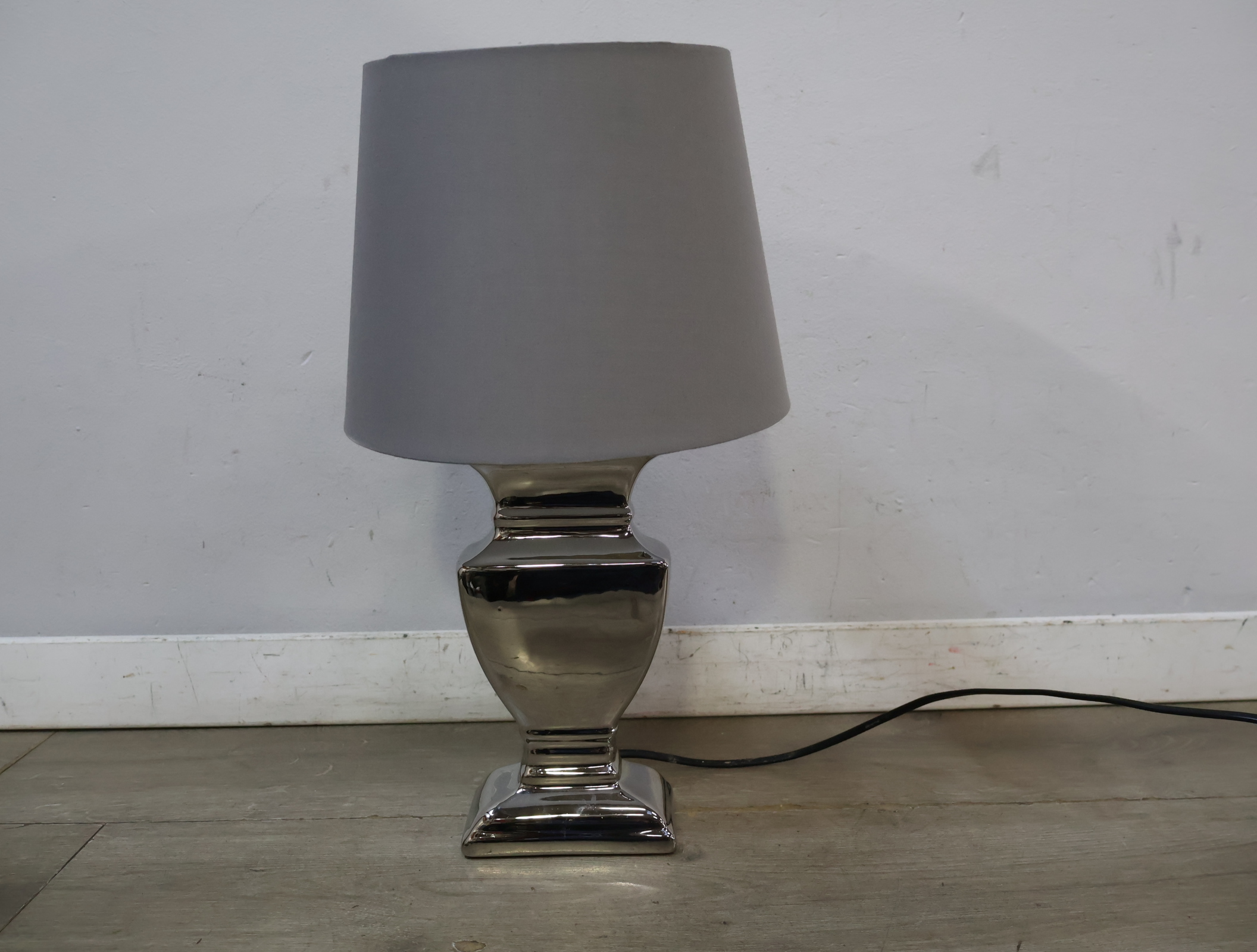 Tafellamp met zilverkleurige voet – kavel bij GSD Auctions, Zoeterwoude