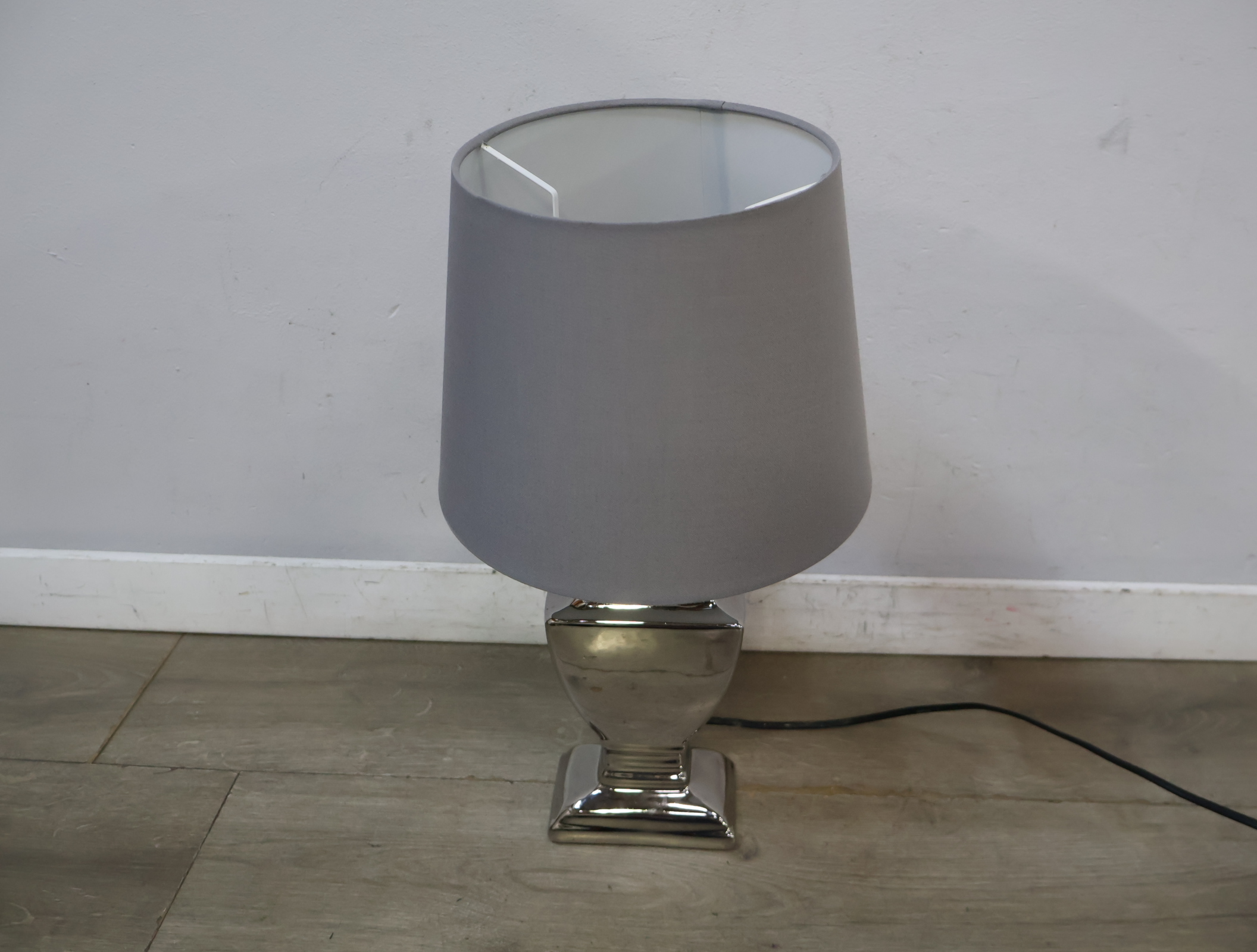 Tafellamp met zilverkleurige voet – foto 5 – kavel bij GSD Auctions, Zoeterwoude