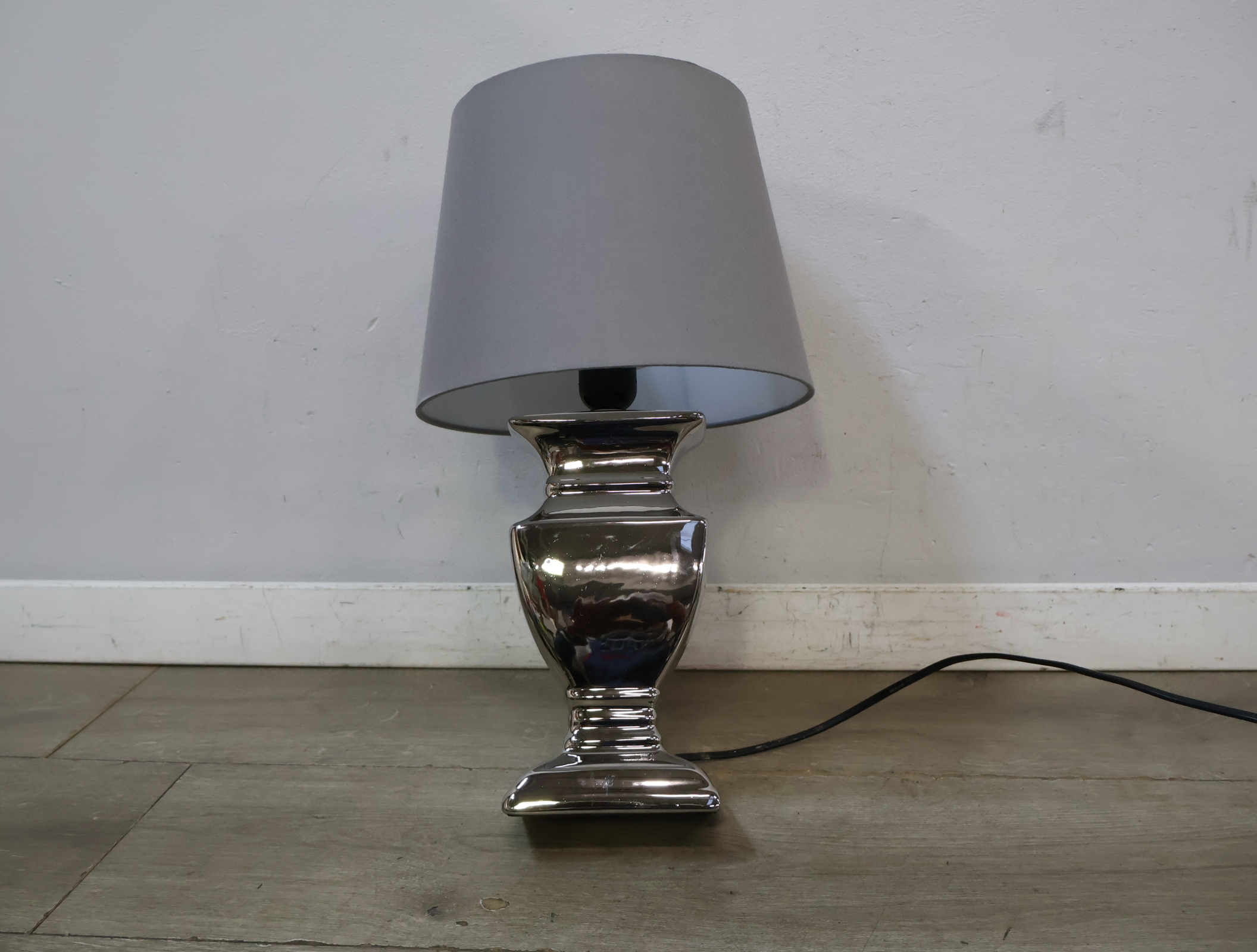Tafellamp met zilverkleurige voet – foto 6 – kavel bij GSD Auctions, Zoeterwoude