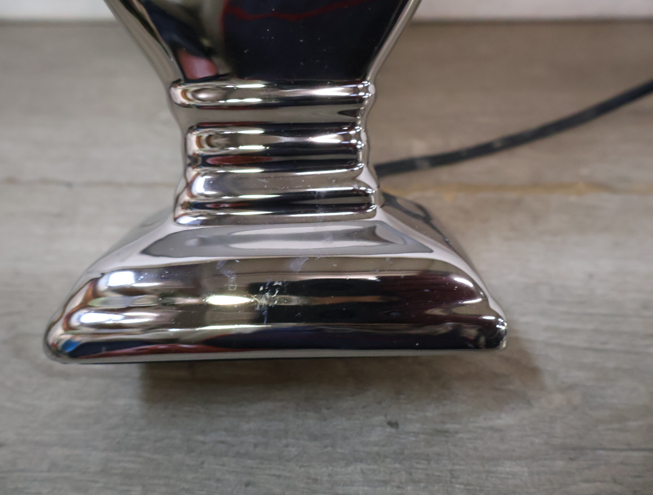 Tafellamp met zilverkleurige voet – foto 7 – kavel bij GSD Auctions, Zoeterwoude