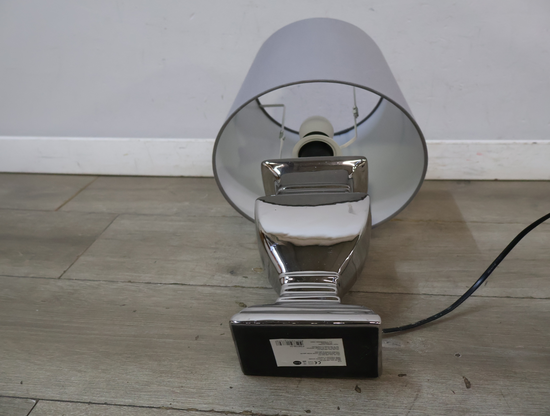 Tafellamp met zilverkleurige voet – foto 8 – kavel bij GSD Auctions, Zoeterwoude