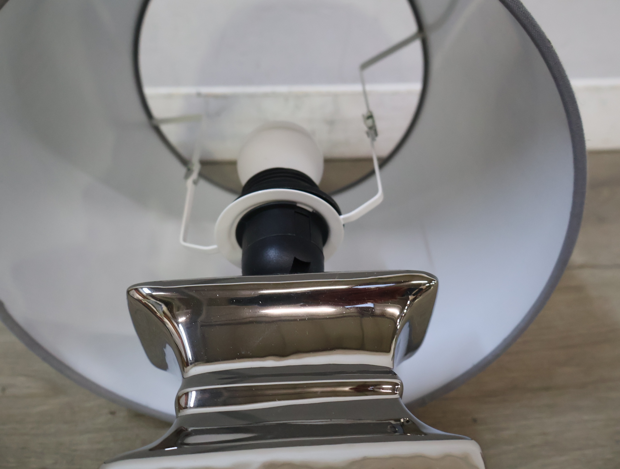 Tafellamp met zilverkleurige voet – foto 10 – kavel bij GSD Auctions, Zoeterwoude