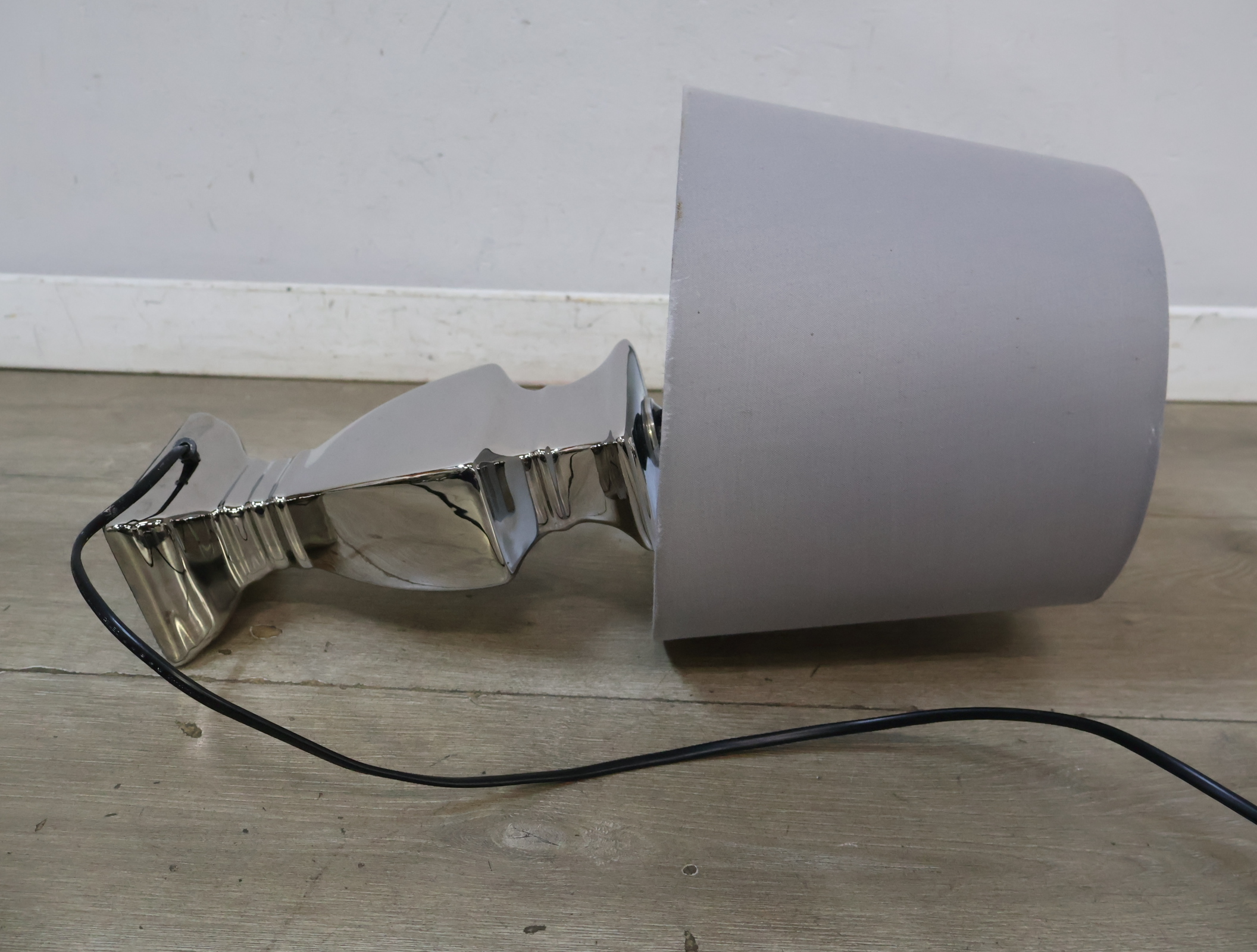 Tafellamp met zilverkleurige voet – foto 11 – kavel bij GSD Auctions, Zoeterwoude