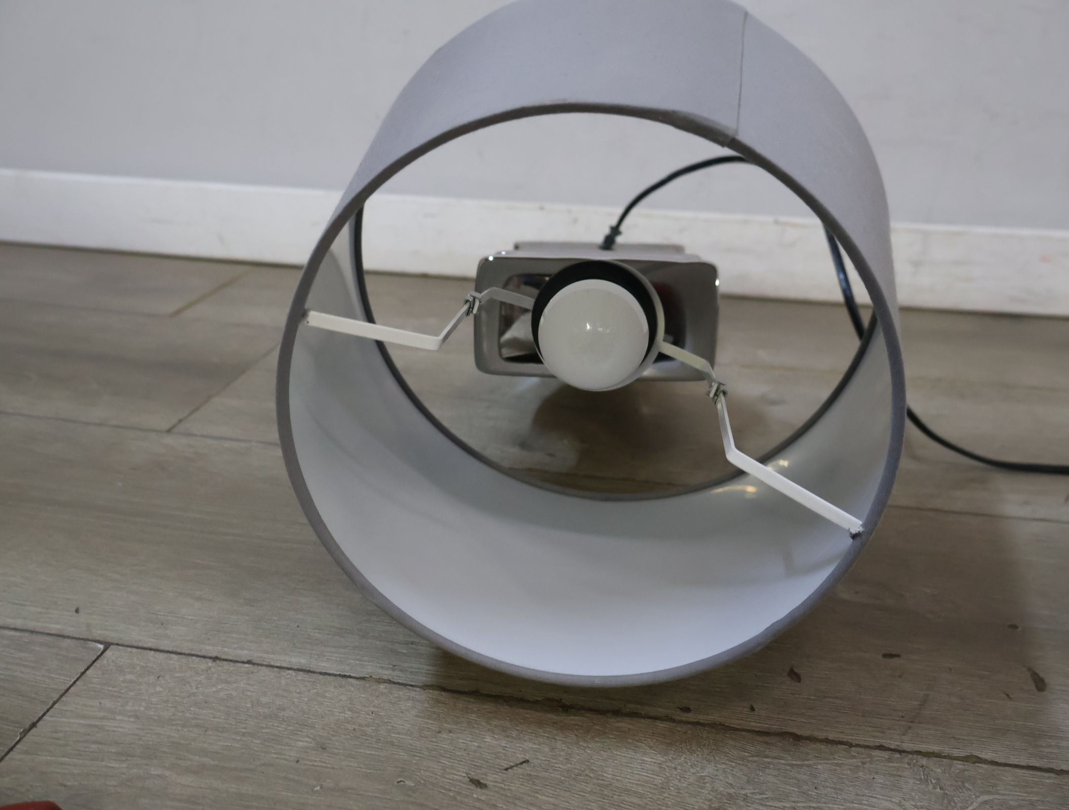 Tafellamp met zilverkleurige voet – foto 12 – kavel bij GSD Auctions, Zoeterwoude