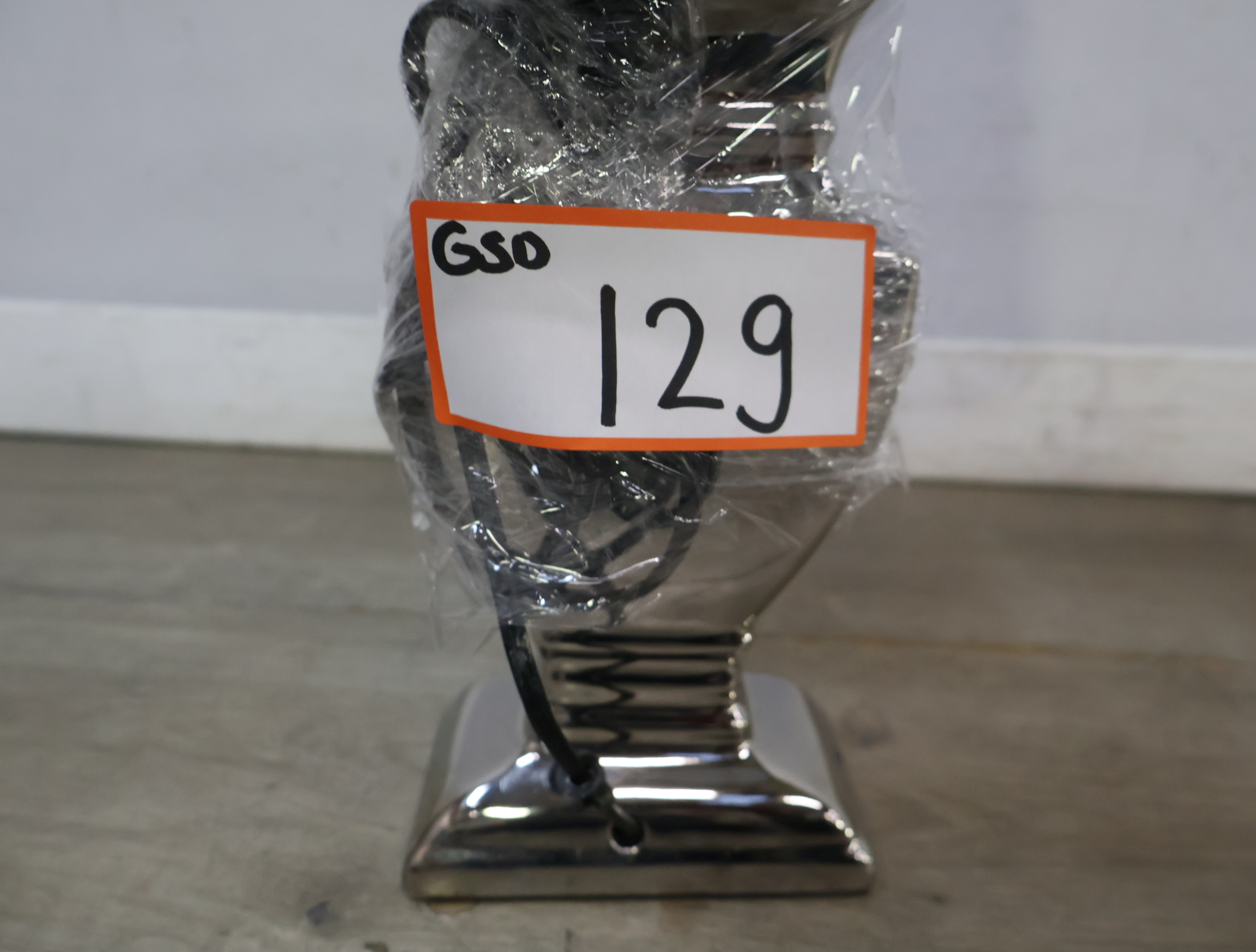 Tafellamp met zilverkleurige voet – foto 13 – kavel bij GSD Auctions, Zoeterwoude