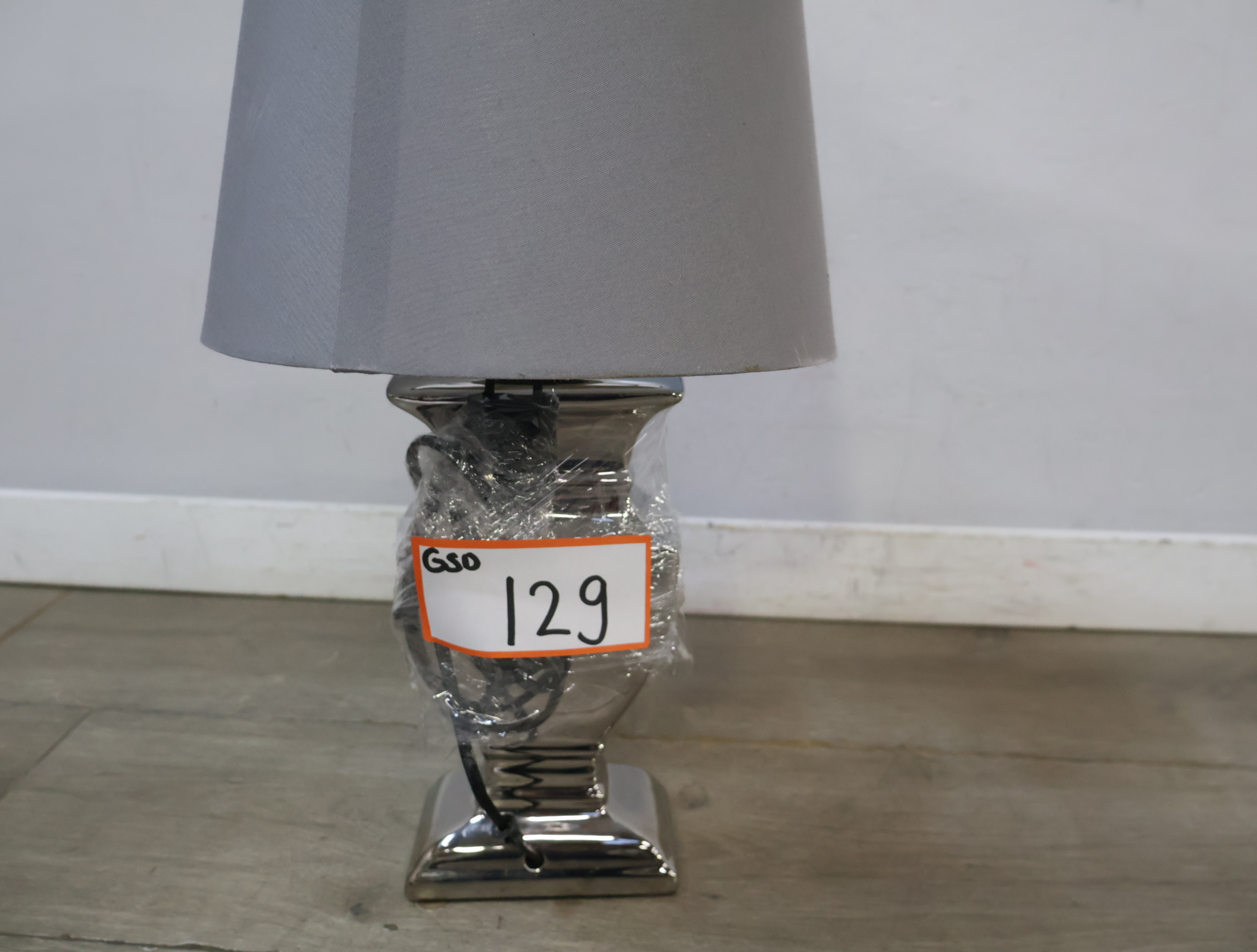 Tafellamp met zilverkleurige voet – foto 14 – kavel bij GSD Auctions, Zoeterwoude