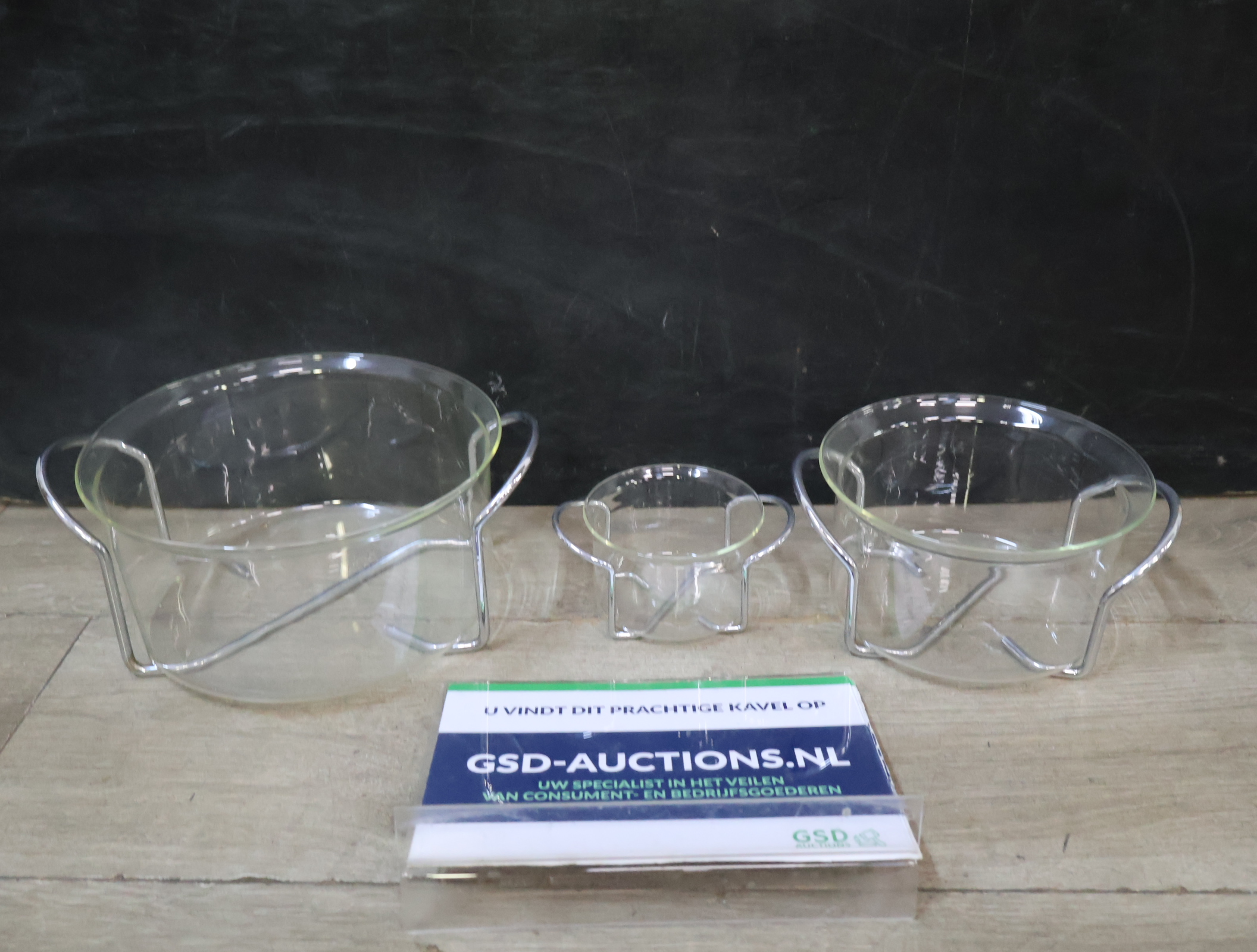 Set van drie glazen schalen in metalen houders – kavel bij GSD Auctions, Zoeterwoude