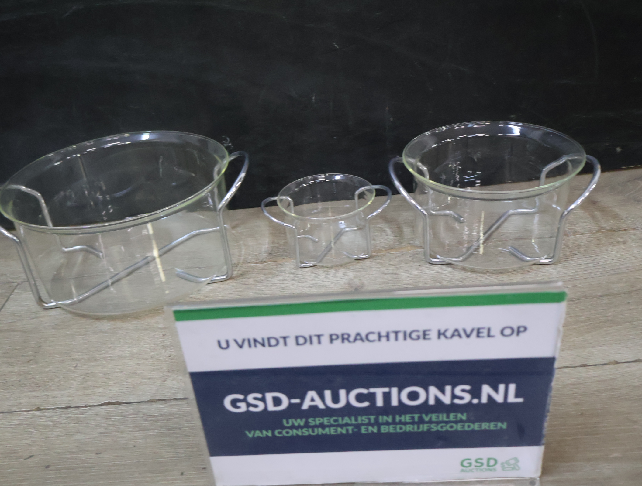 Set van drie glazen schalen in metalen houders – foto 2 – kavel bij GSD Auctions, Zoeterwoude