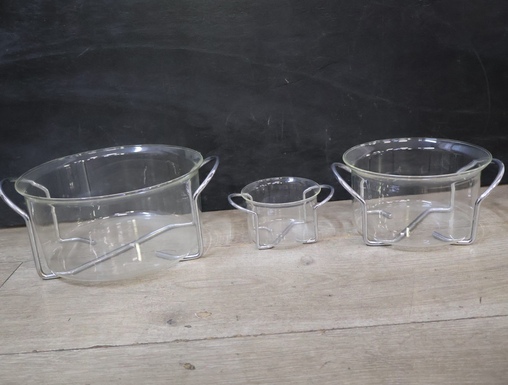 Set van drie glazen schalen in metalen houders – foto 3 – kavel bij GSD Auctions, Zoeterwoude