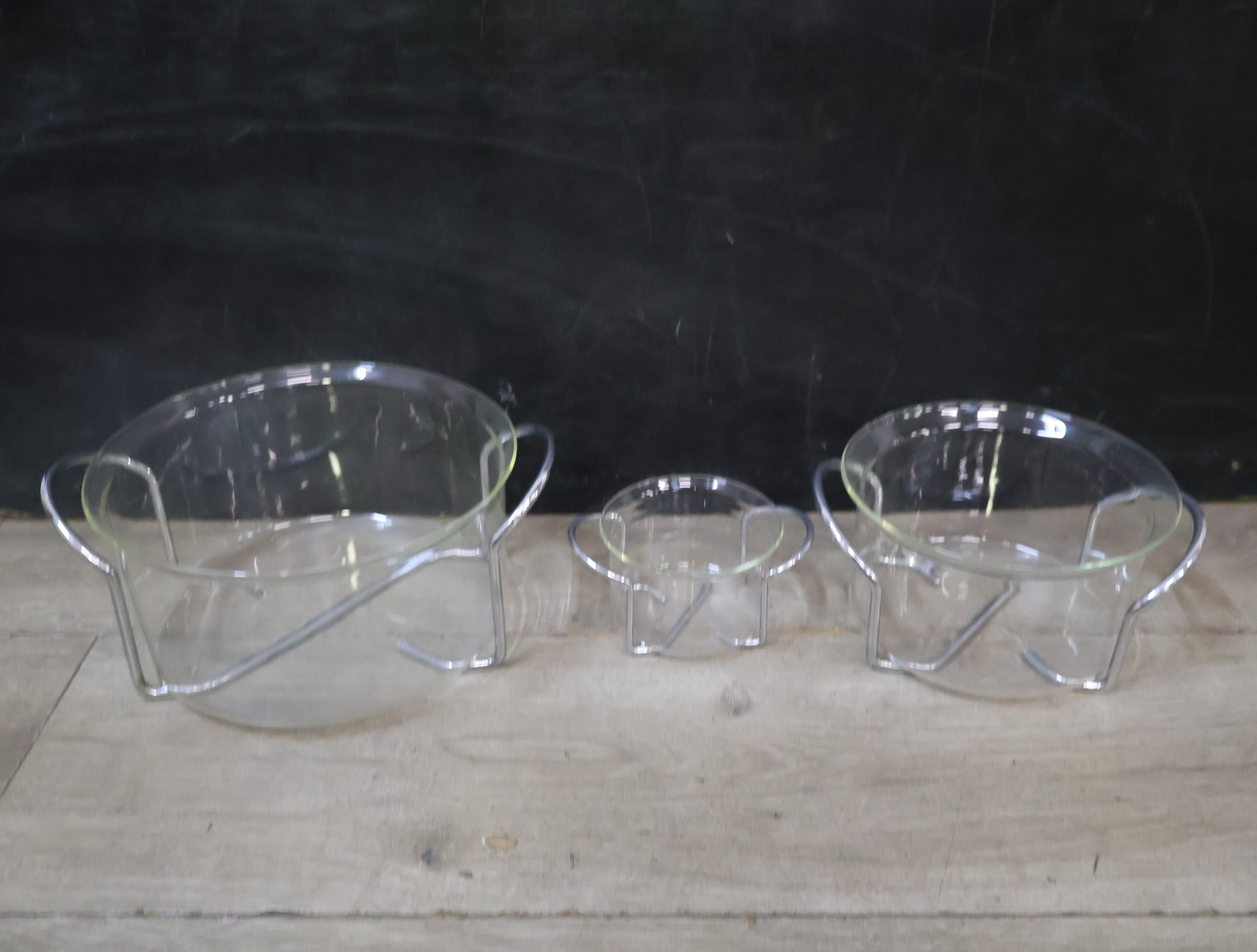 Set van drie glazen schalen in metalen houders – foto 4 – kavel bij GSD Auctions, Zoeterwoude