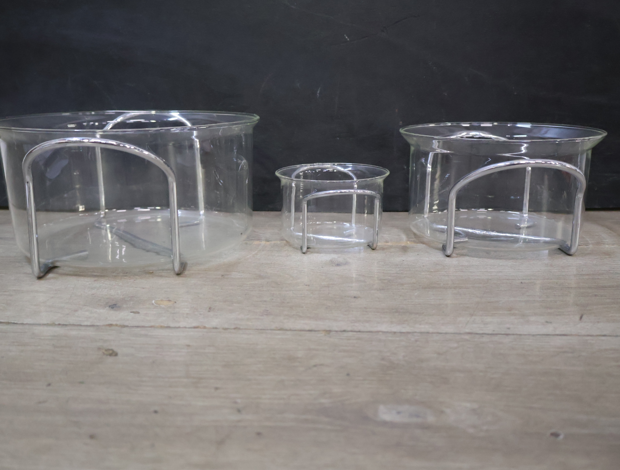 Set van drie glazen schalen in metalen houders – foto 5 – kavel bij GSD Auctions, Zoeterwoude