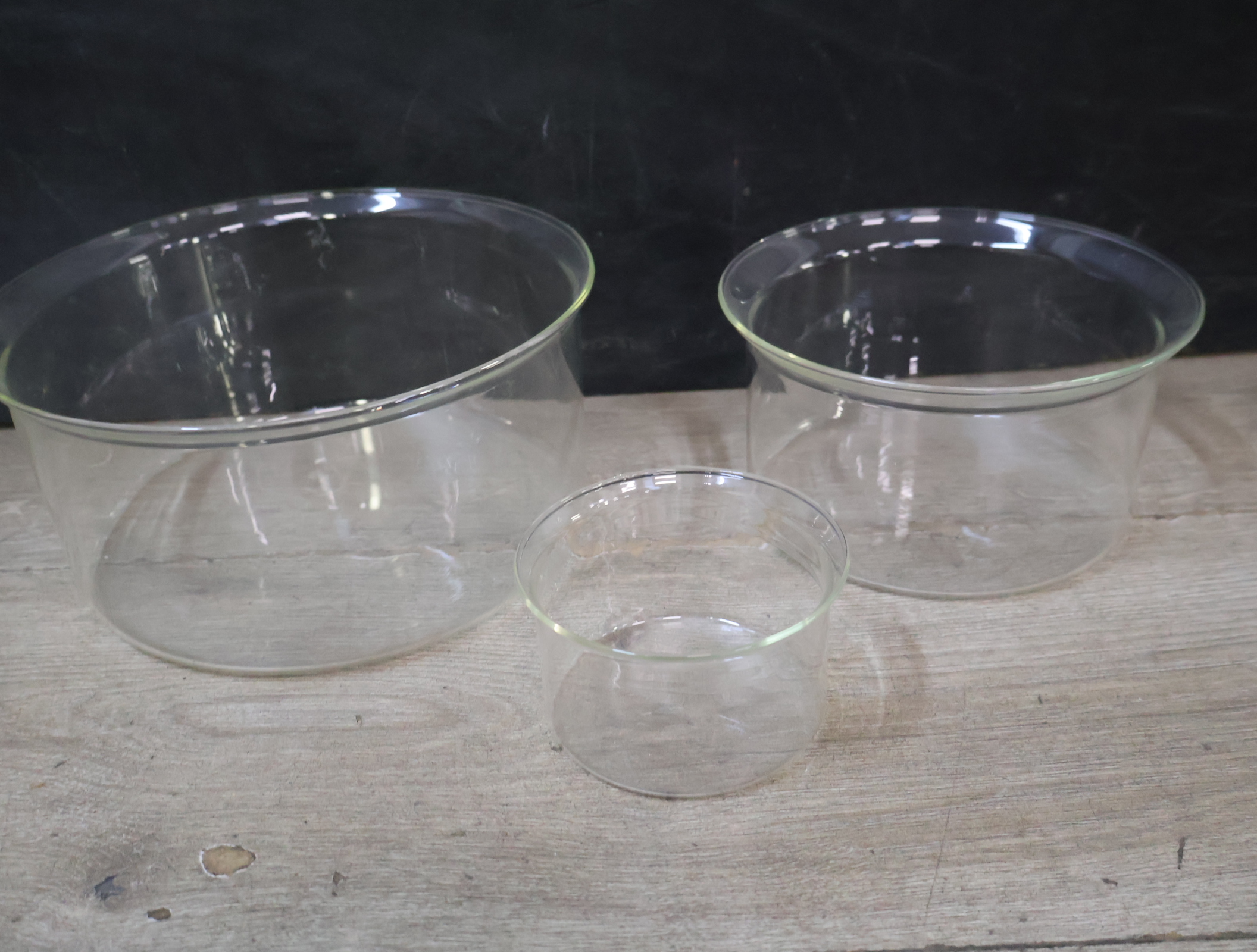 Set van drie glazen schalen in metalen houders – foto 6 – kavel bij GSD Auctions, Zoeterwoude