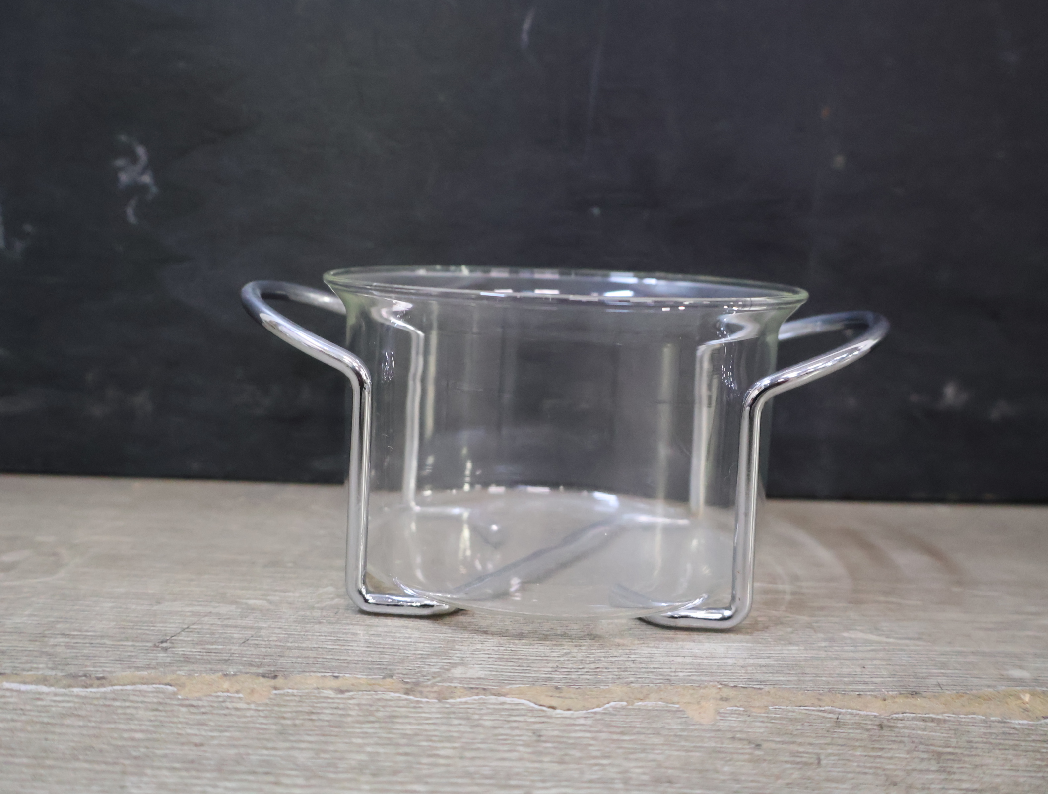 Set van drie glazen schalen in metalen houders – foto 10 – kavel bij GSD Auctions, Zoeterwoude