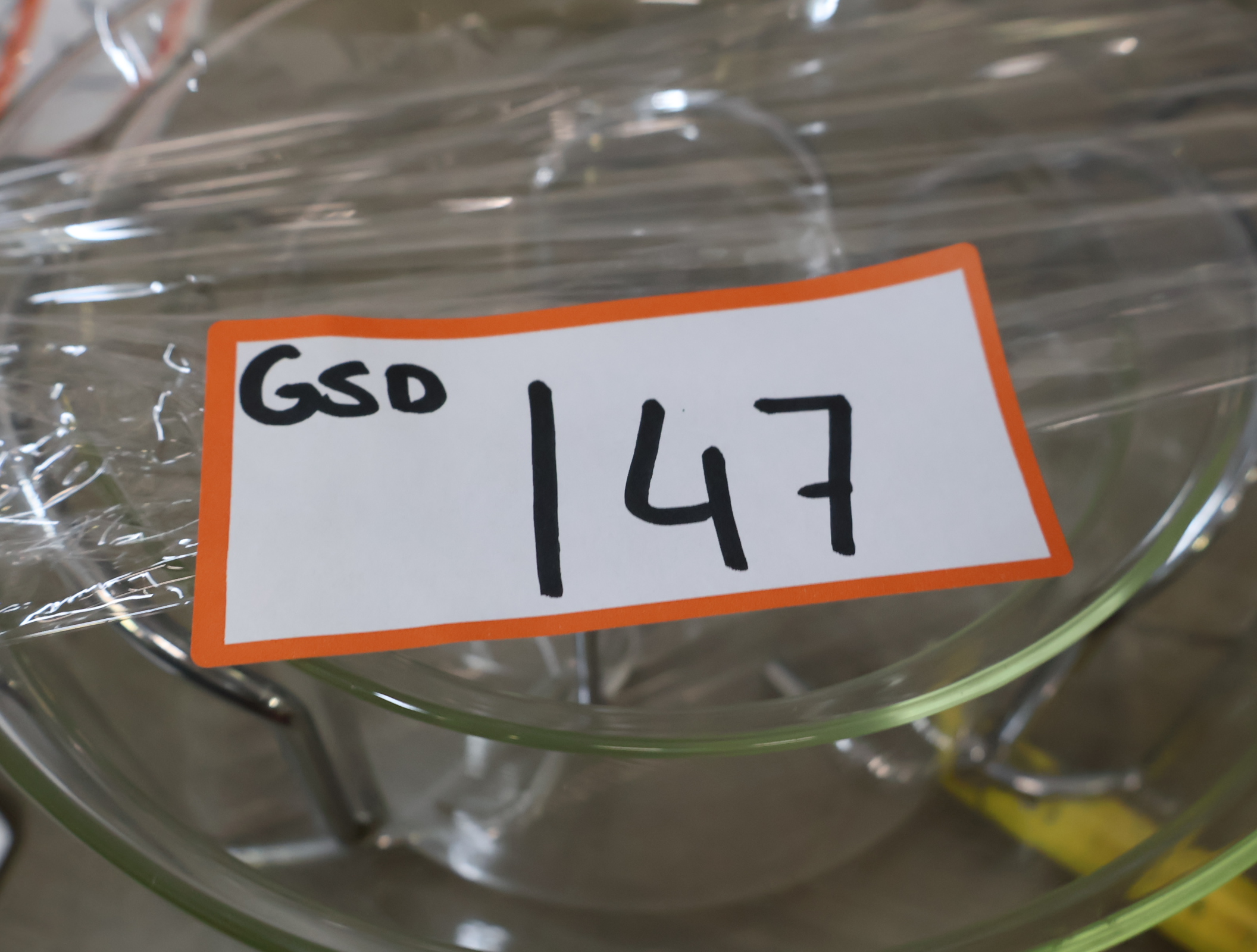 Set van drie glazen schalen in metalen houders – foto 13 – kavel bij GSD Auctions, Zoeterwoude