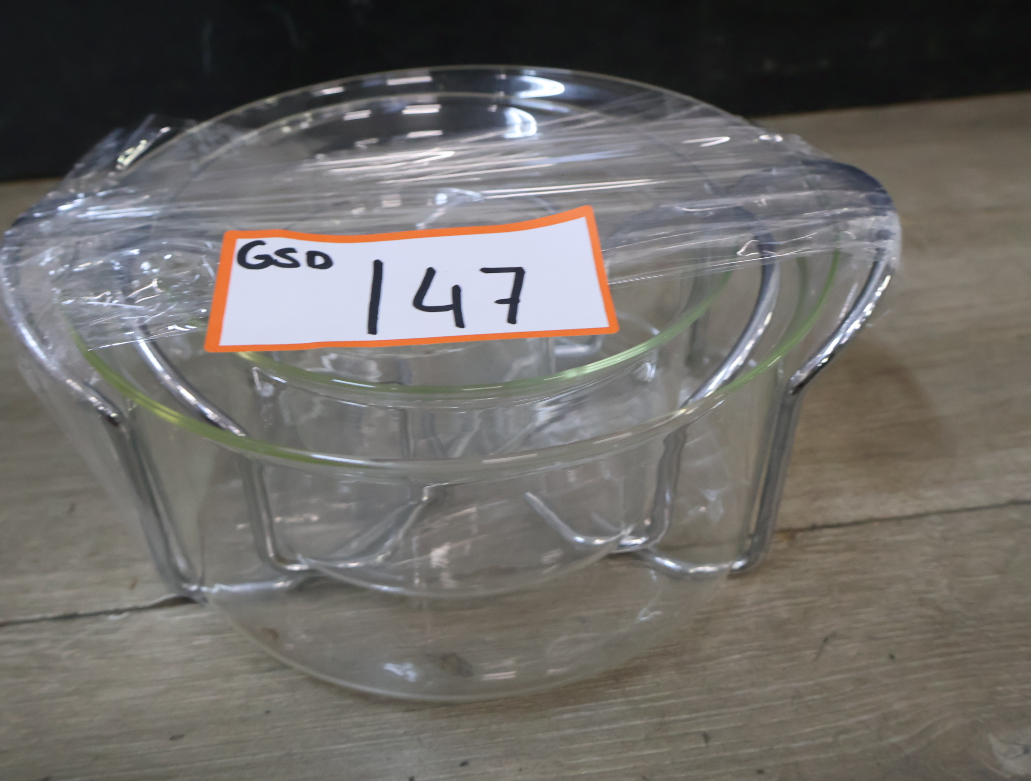 Set van drie glazen schalen in metalen houders – foto 14 – kavel bij GSD Auctions, Zoeterwoude