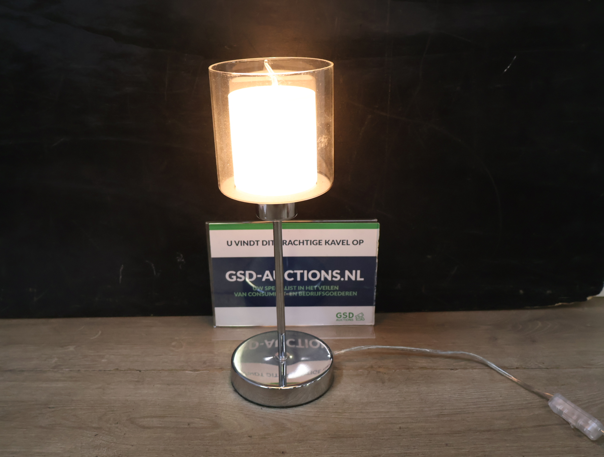 Moderne tafellamp met glazen kap – foto 2 – kavel bij GSD Auctions, Zoeterwoude
