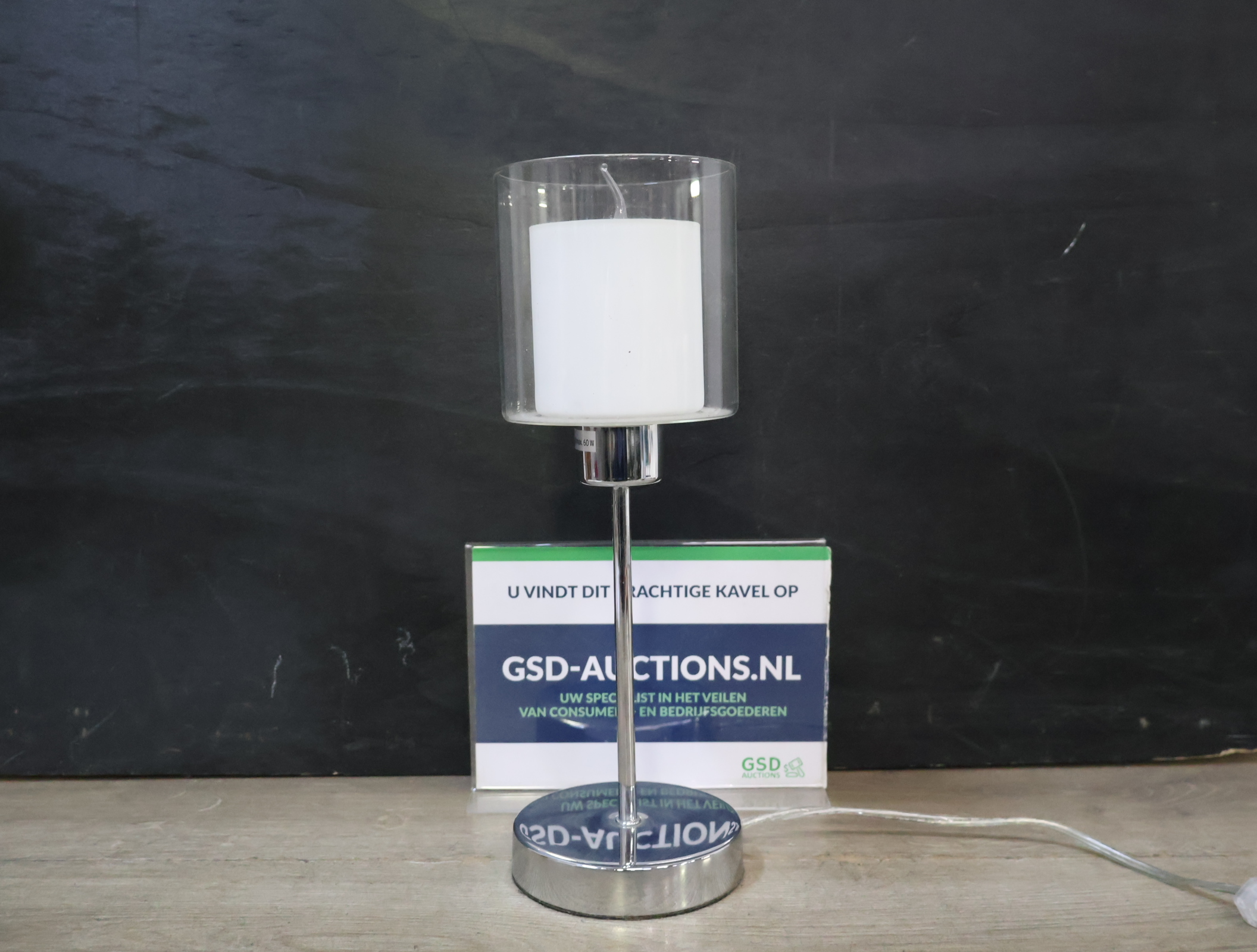 Moderne tafellamp met glazen kap – kavel bij GSD Auctions, Zoeterwoude