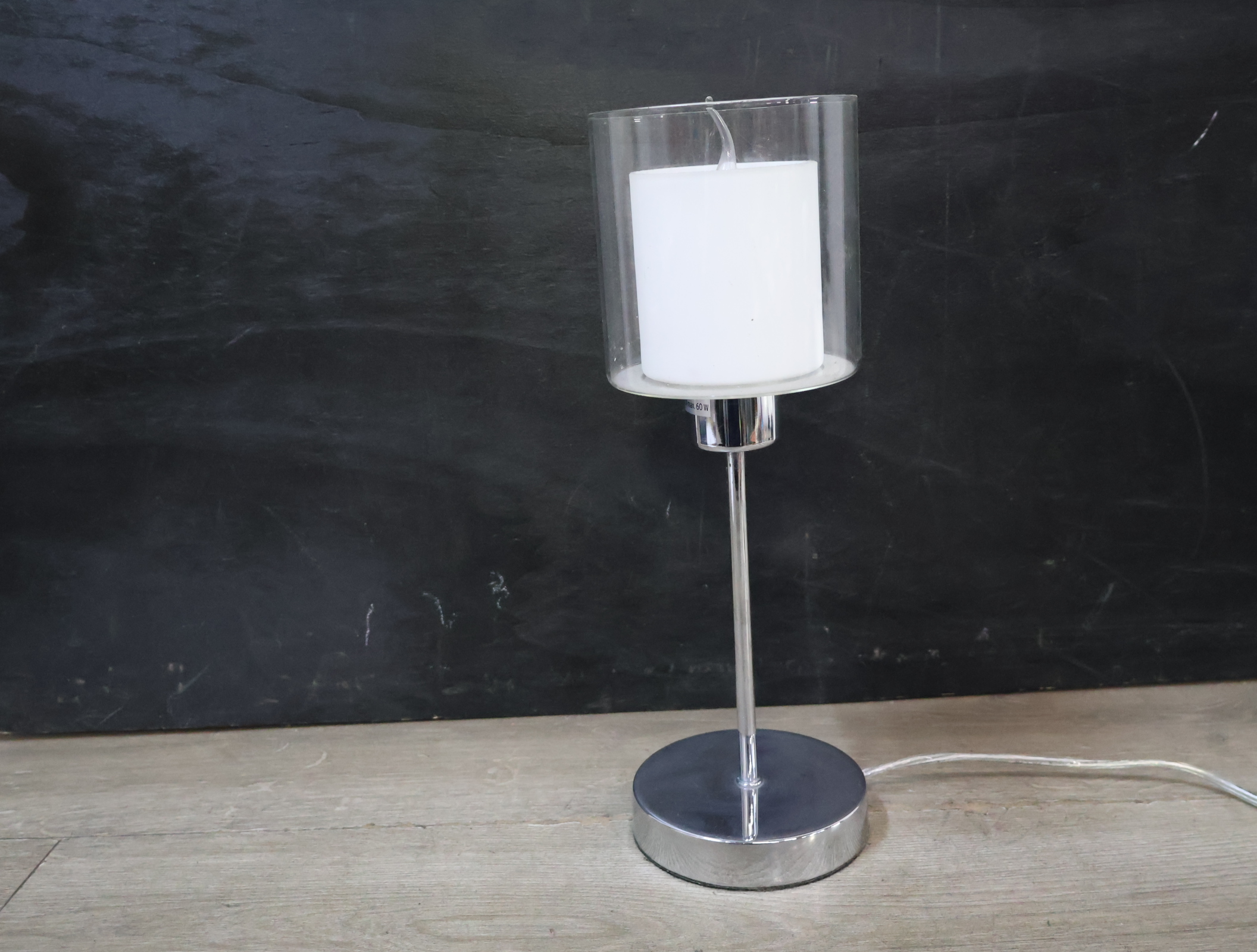 Moderne tafellamp met glazen kap – foto 3 – kavel bij GSD Auctions, Zoeterwoude