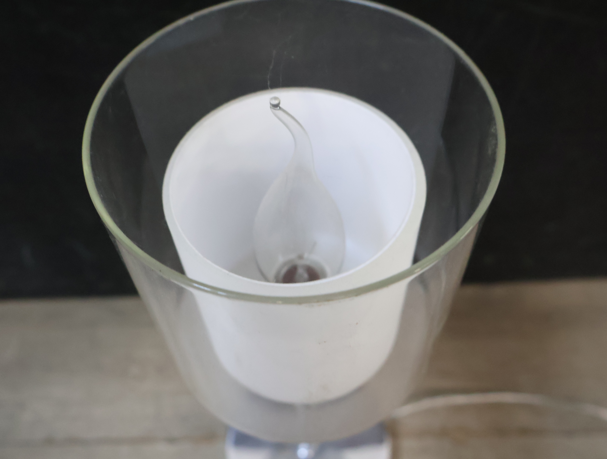Moderne tafellamp met glazen kap – foto 5 – kavel bij GSD Auctions, Zoeterwoude