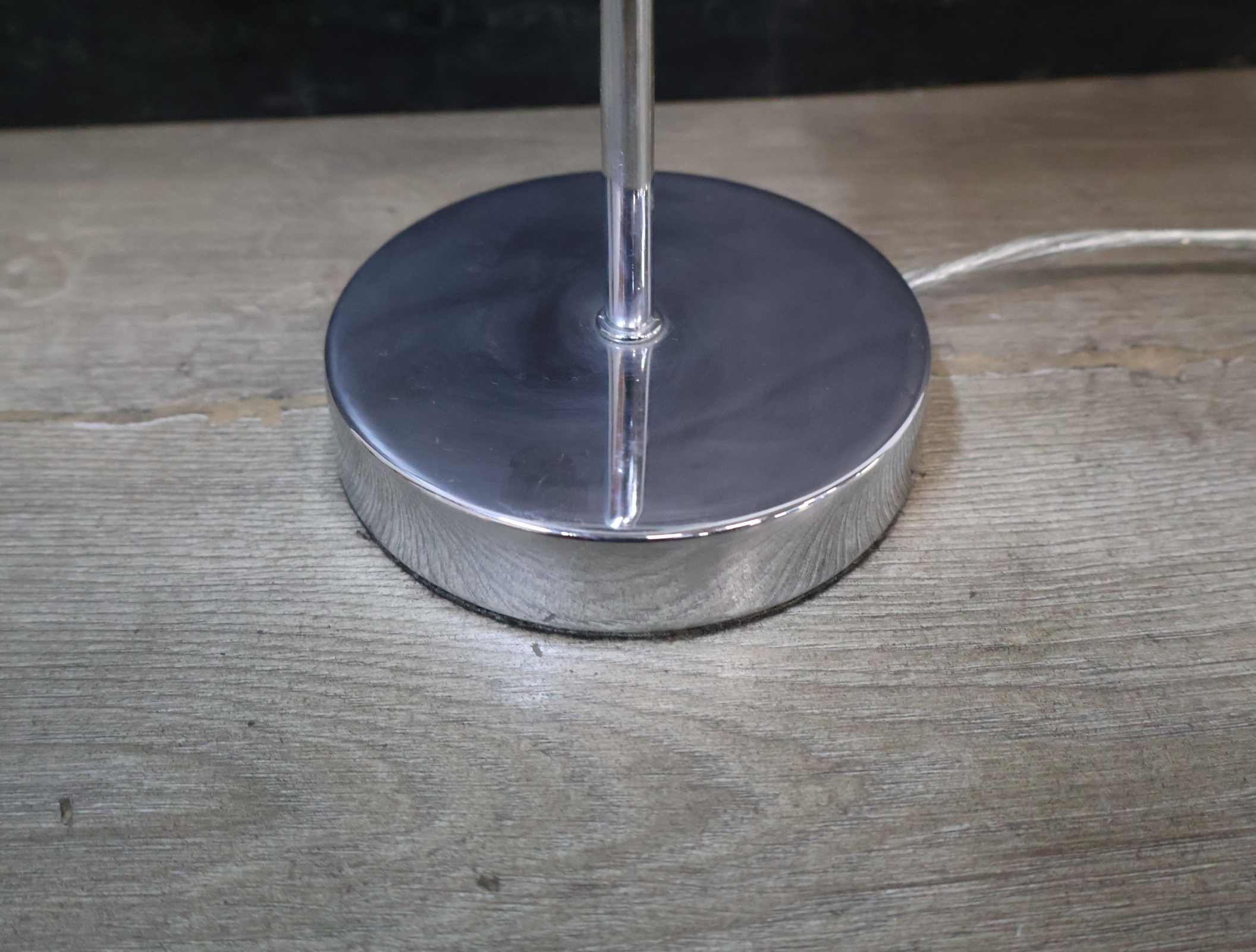 Moderne tafellamp met glazen kap – foto 6 – kavel bij GSD Auctions, Zoeterwoude