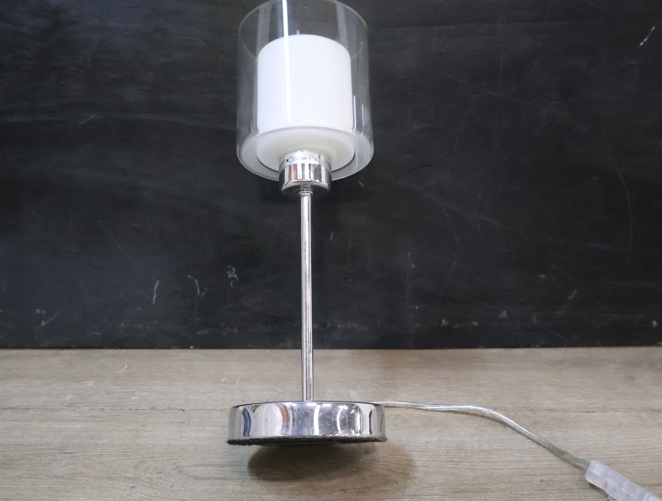 Moderne tafellamp met glazen kap – foto 7 – kavel bij GSD Auctions, Zoeterwoude