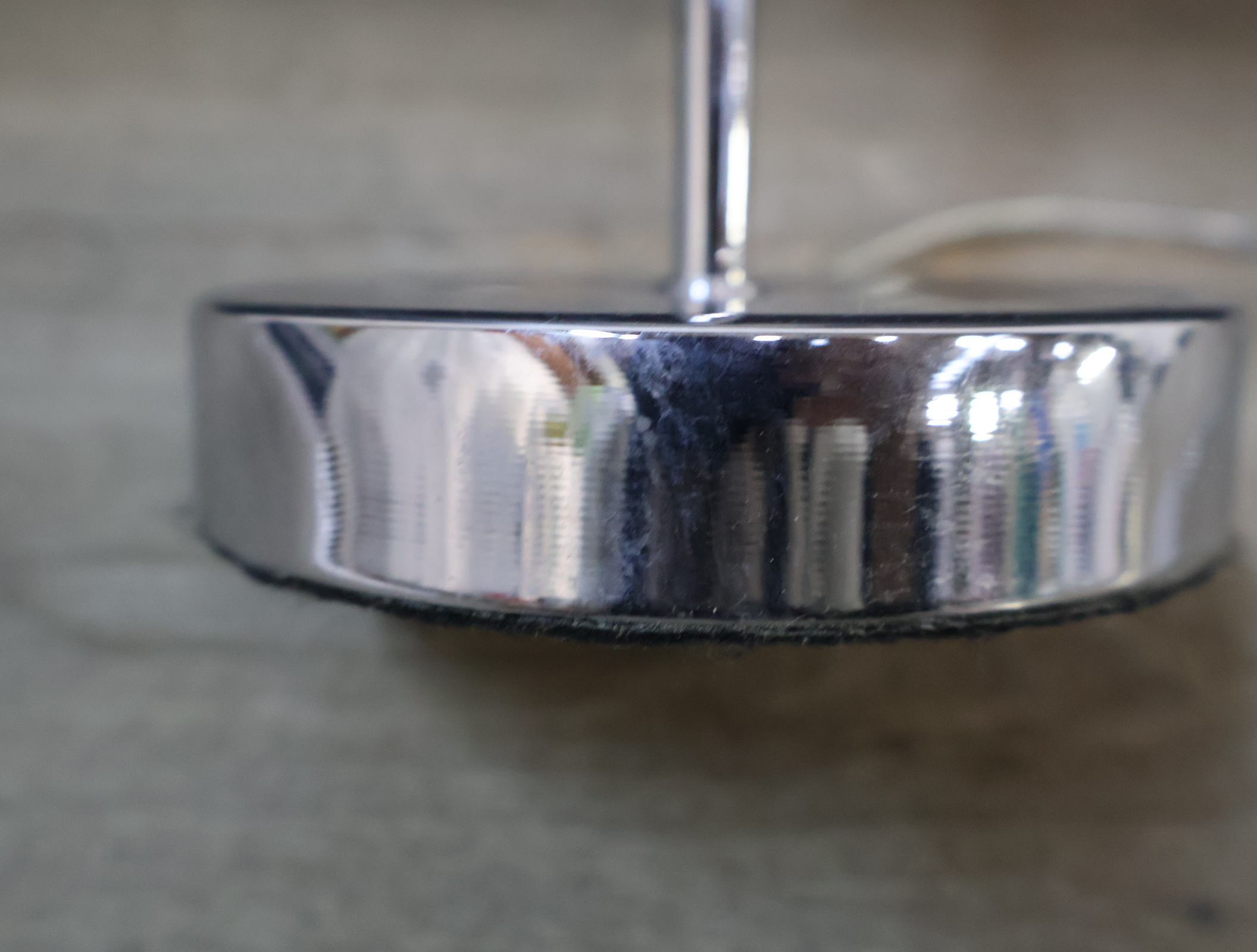 Moderne tafellamp met glazen kap – foto 10 – kavel bij GSD Auctions, Zoeterwoude