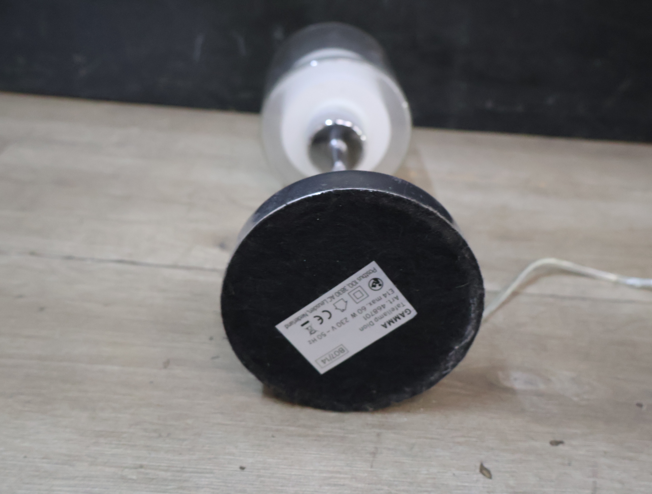 Moderne tafellamp met glazen kap – foto 11 – kavel bij GSD Auctions, Zoeterwoude