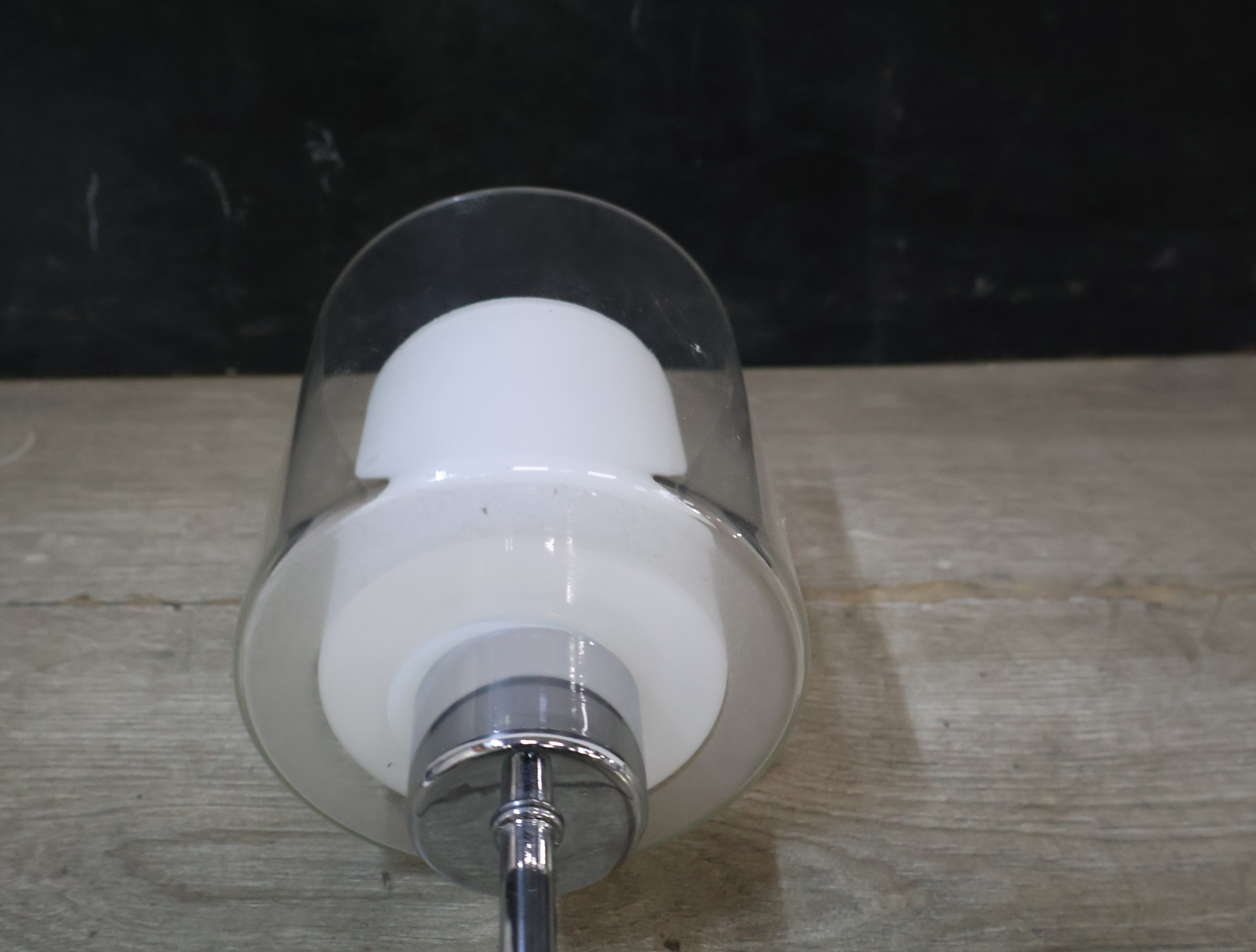 Moderne tafellamp met glazen kap – foto 13 – kavel bij GSD Auctions, Zoeterwoude
