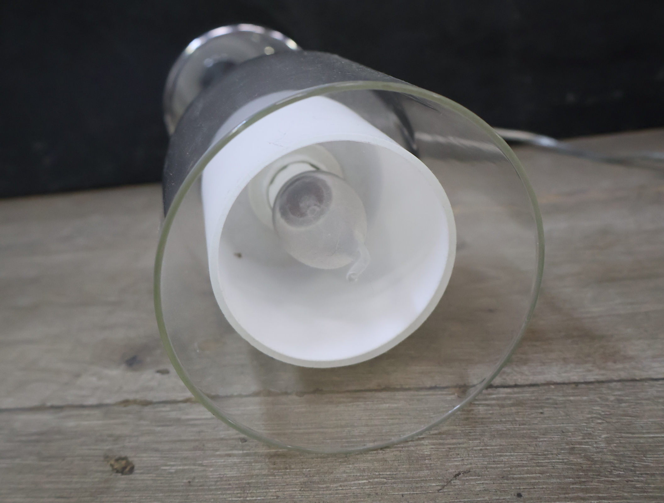 Moderne tafellamp met glazen kap – foto 14 – kavel bij GSD Auctions, Zoeterwoude