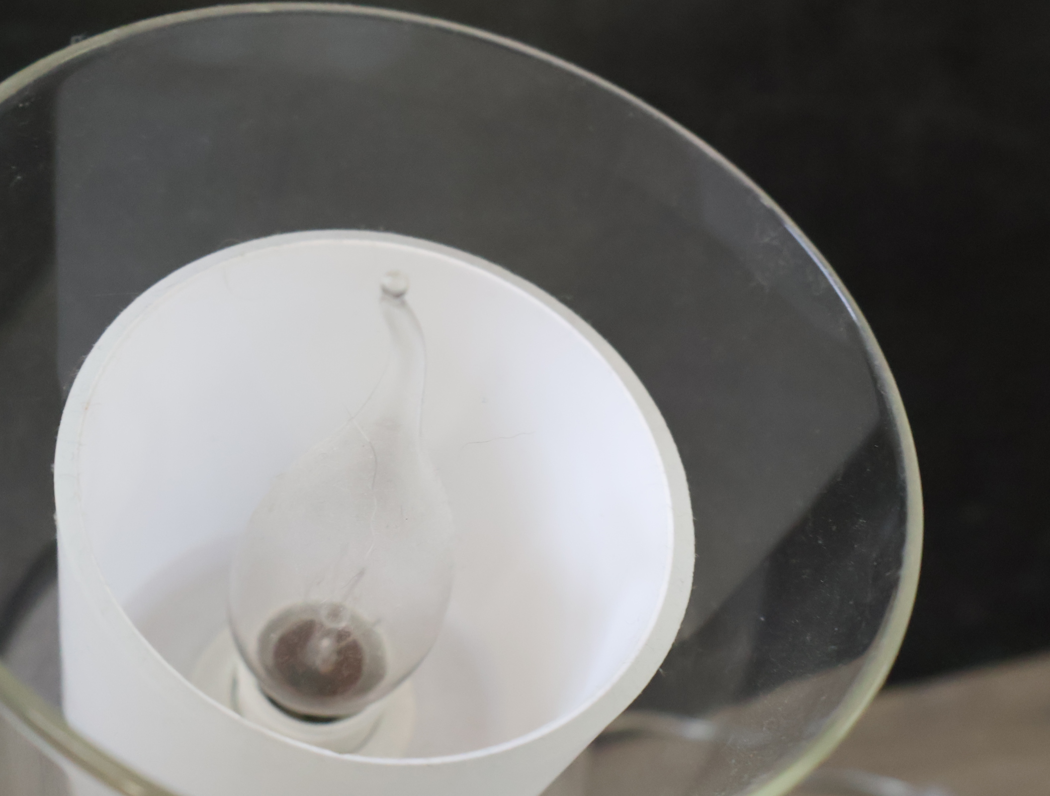 Moderne tafellamp met glazen kap – foto 15 – kavel bij GSD Auctions, Zoeterwoude