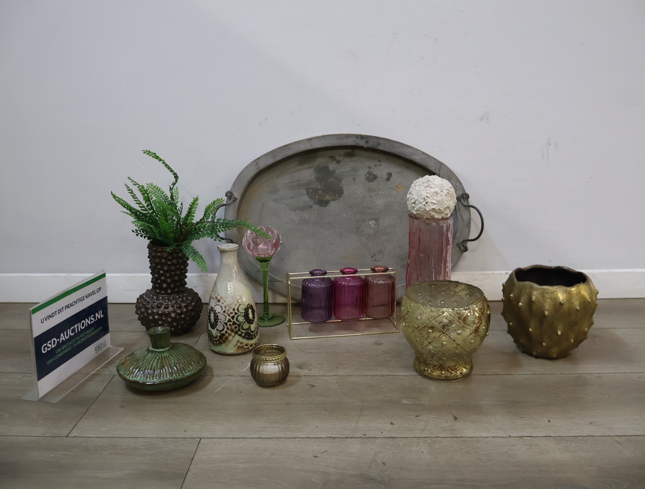 Set decoratieve vazen en dienblad – kavel bij GSD Auctions, Zoeterwoude
